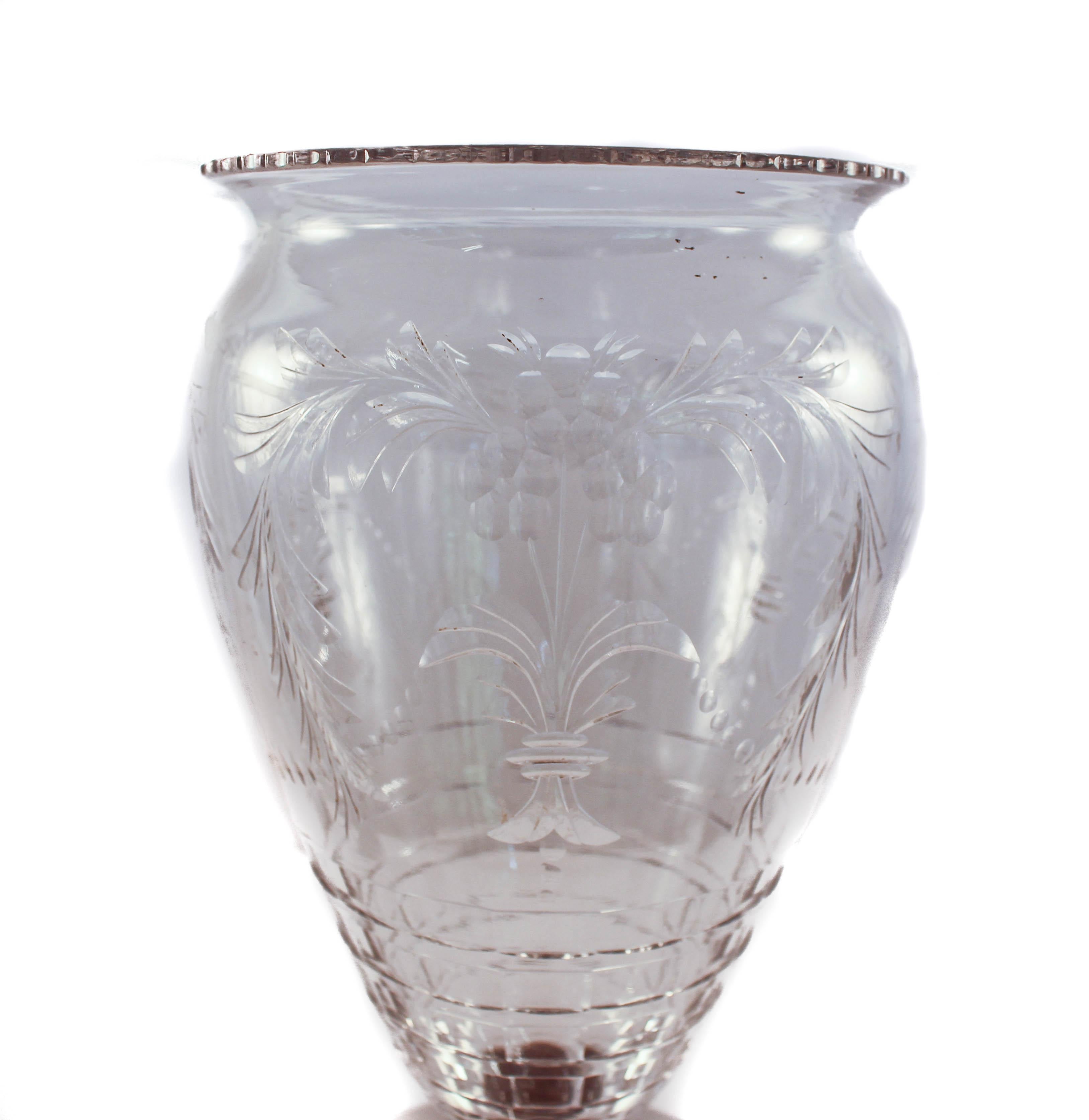 Wir sind stolz darauf, diese Vase aus Sterling und Kristall von der Hawkes Glass Company aus Corning, NY, anbieten zu können.
Das in Corning, NY, ansässige Unternehmen T.G. Hawkes & Co. (ca. 1880-1959) wurde von Thomas Gibbons Hawkes (1846-1913)