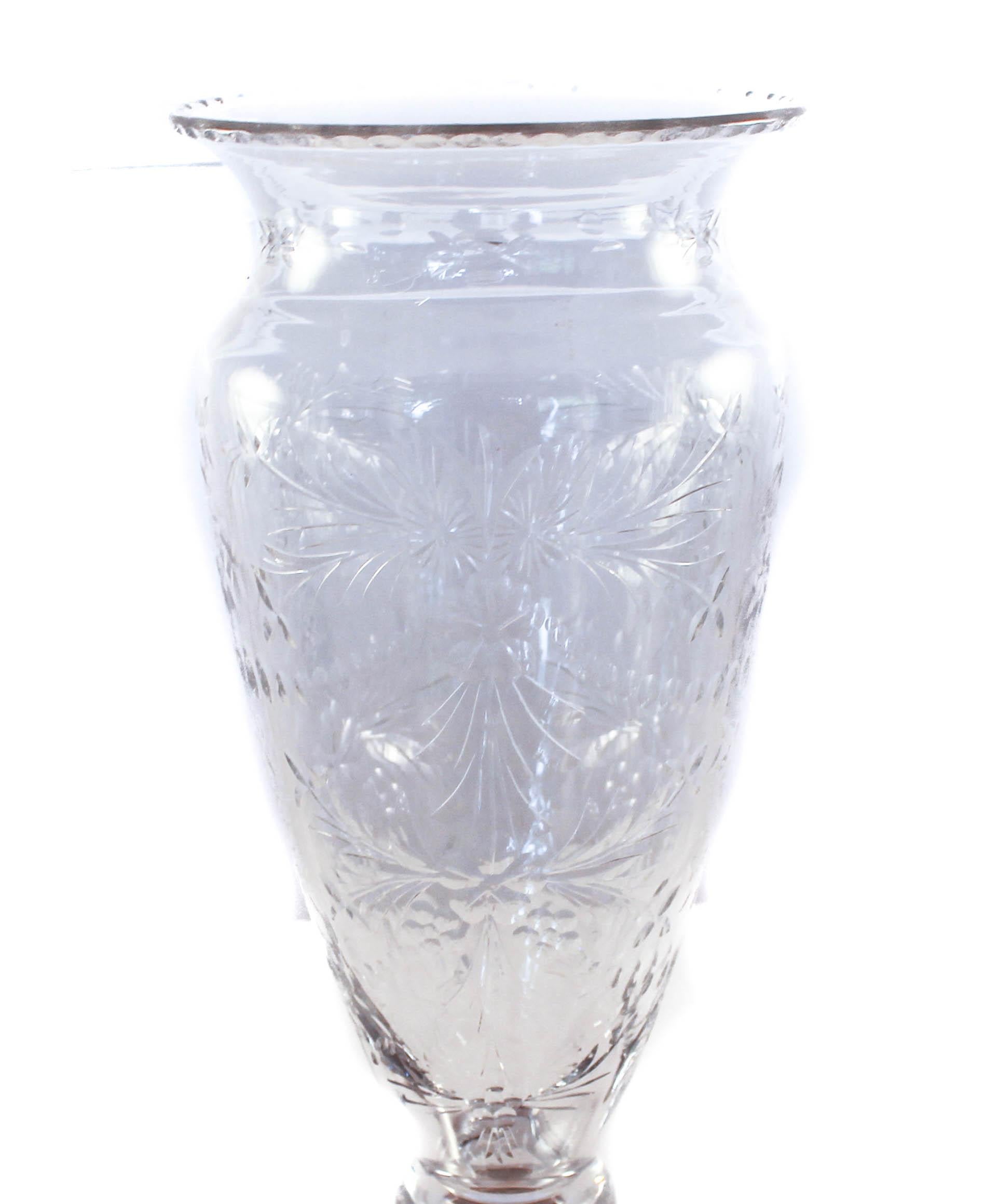 Nous sommes fiers d'offrir ce vase en sterling et cristal de la Hawkes Glass Company de Corning, NY.
Basé à Corning, NY, T.G. La société Hawkes & Co. (vers 1880-1959) a été créée par Thomas Gibbons Hawkes (1846-1913). Né en Irlande, Hawkes a