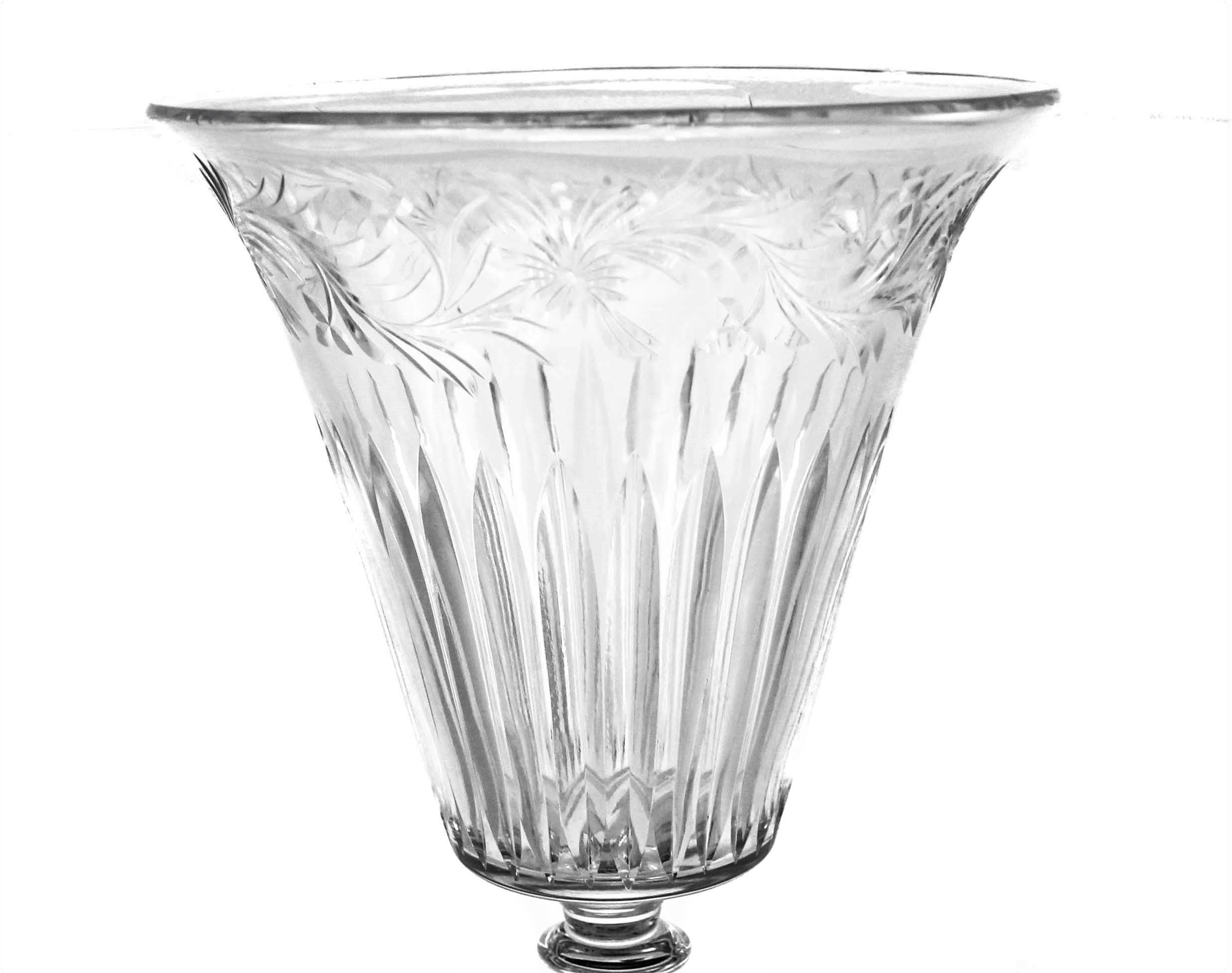 Das Interessante an dieser Vase ist, dass sie eine Mischung aus Alt und Neu ist: hübsches geschliffenes Kristall an der Oberseite im Gegensatz zu der runden Kristallkugel über dem Sockel. Das Beste aus beiden Welten!