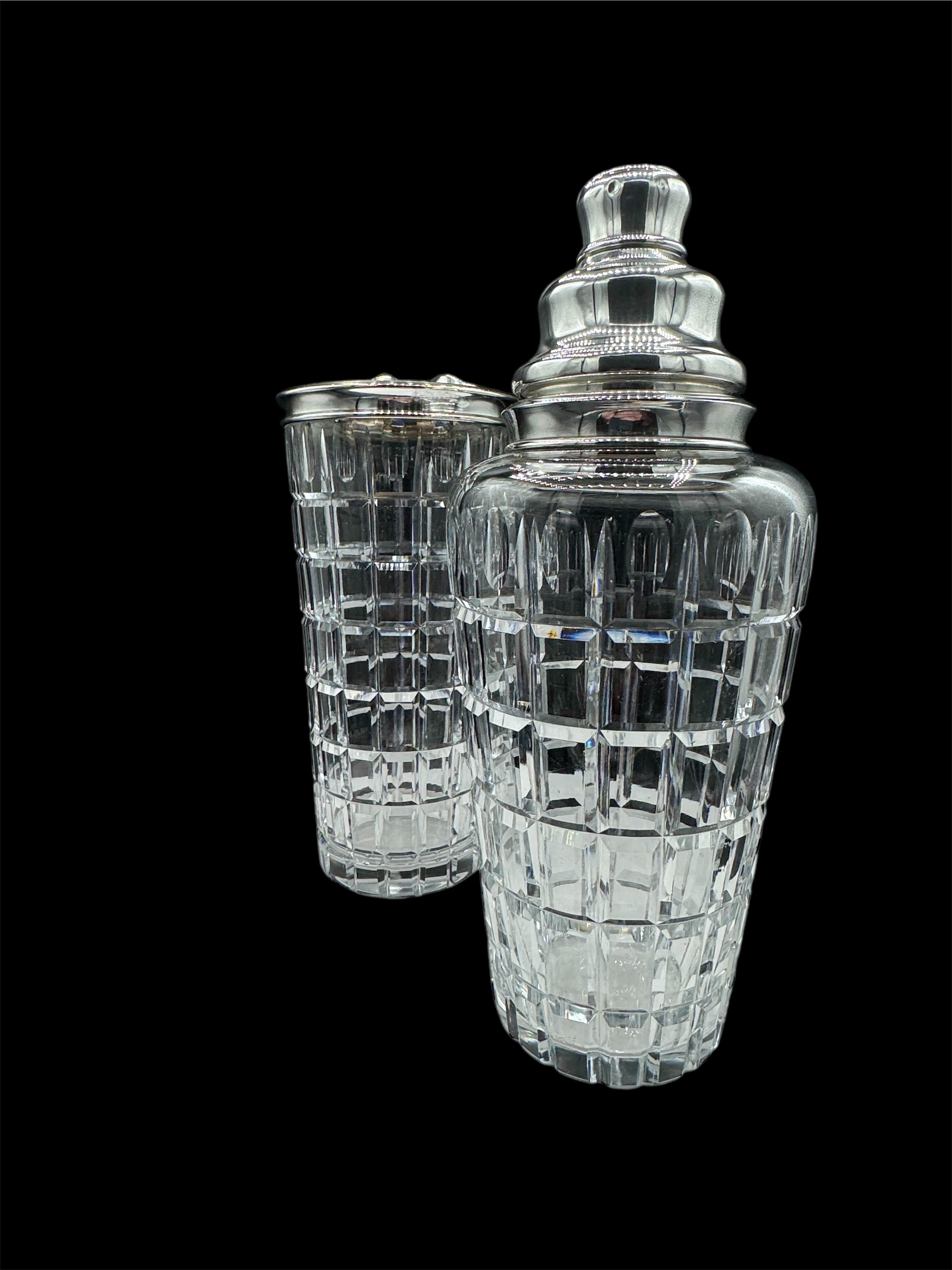 Jarra y coctelera de cristal tallado Hawkes
Plata de ley y baño de plata 
Ligero desgaste de los bordes. Algunas pérdidas en el chapado de
Tapa de presa de hielo y colador esterlina. 