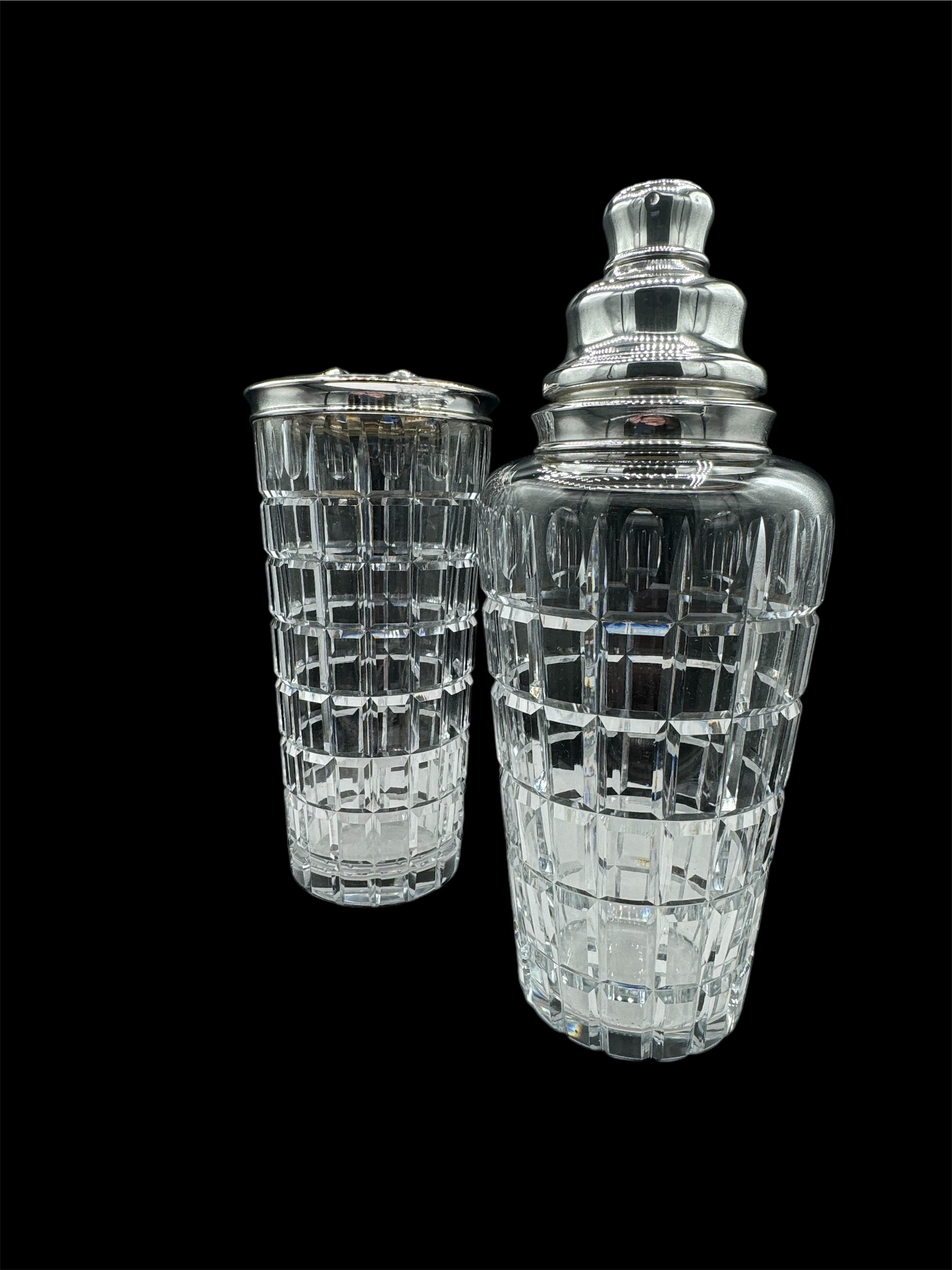 Coctelera y jarra de cristal tallado Hawkes Moderno de mediados de siglo en venta