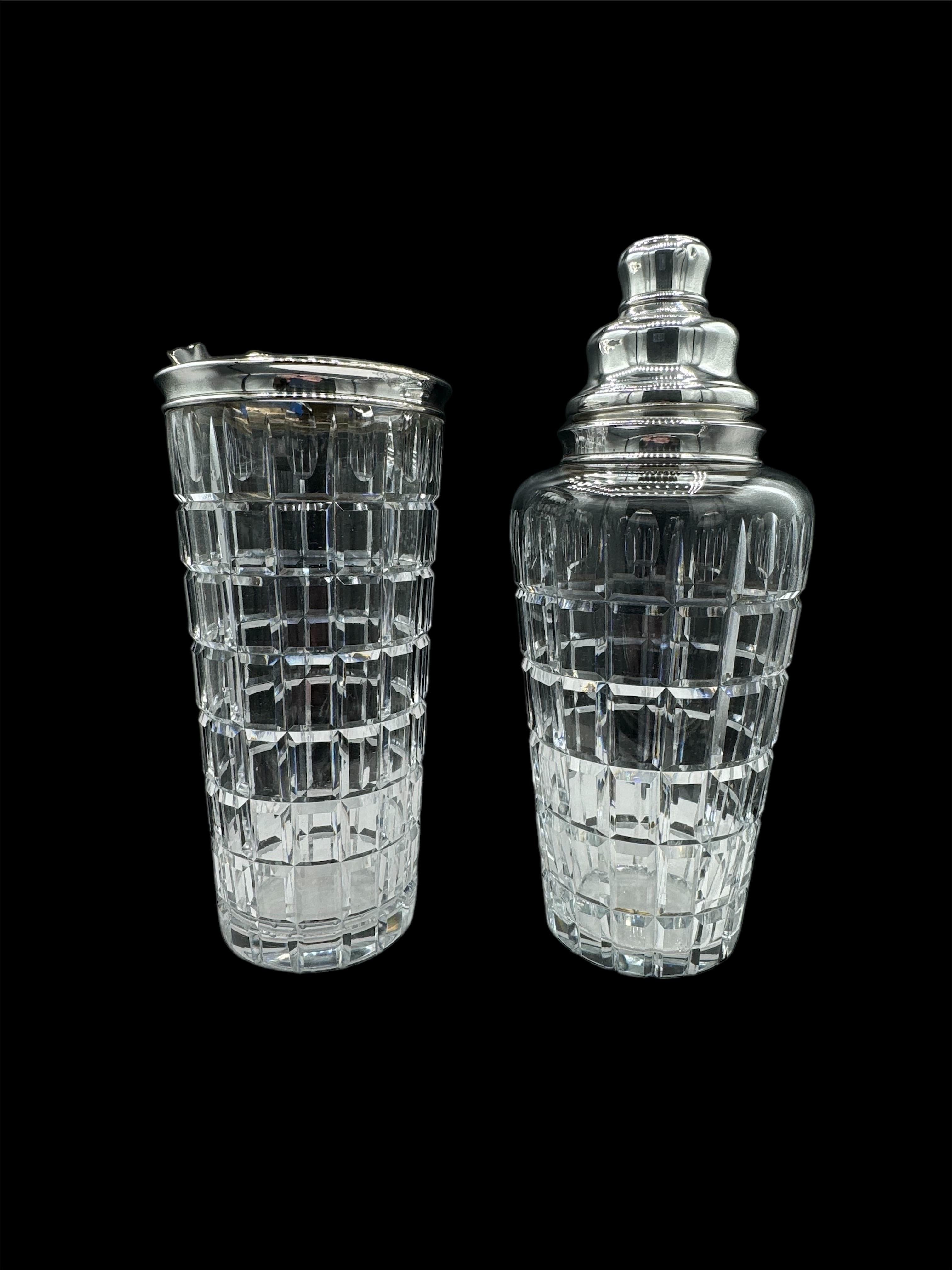 Coctelera y jarra de cristal tallado Hawkes siglo XX en venta
