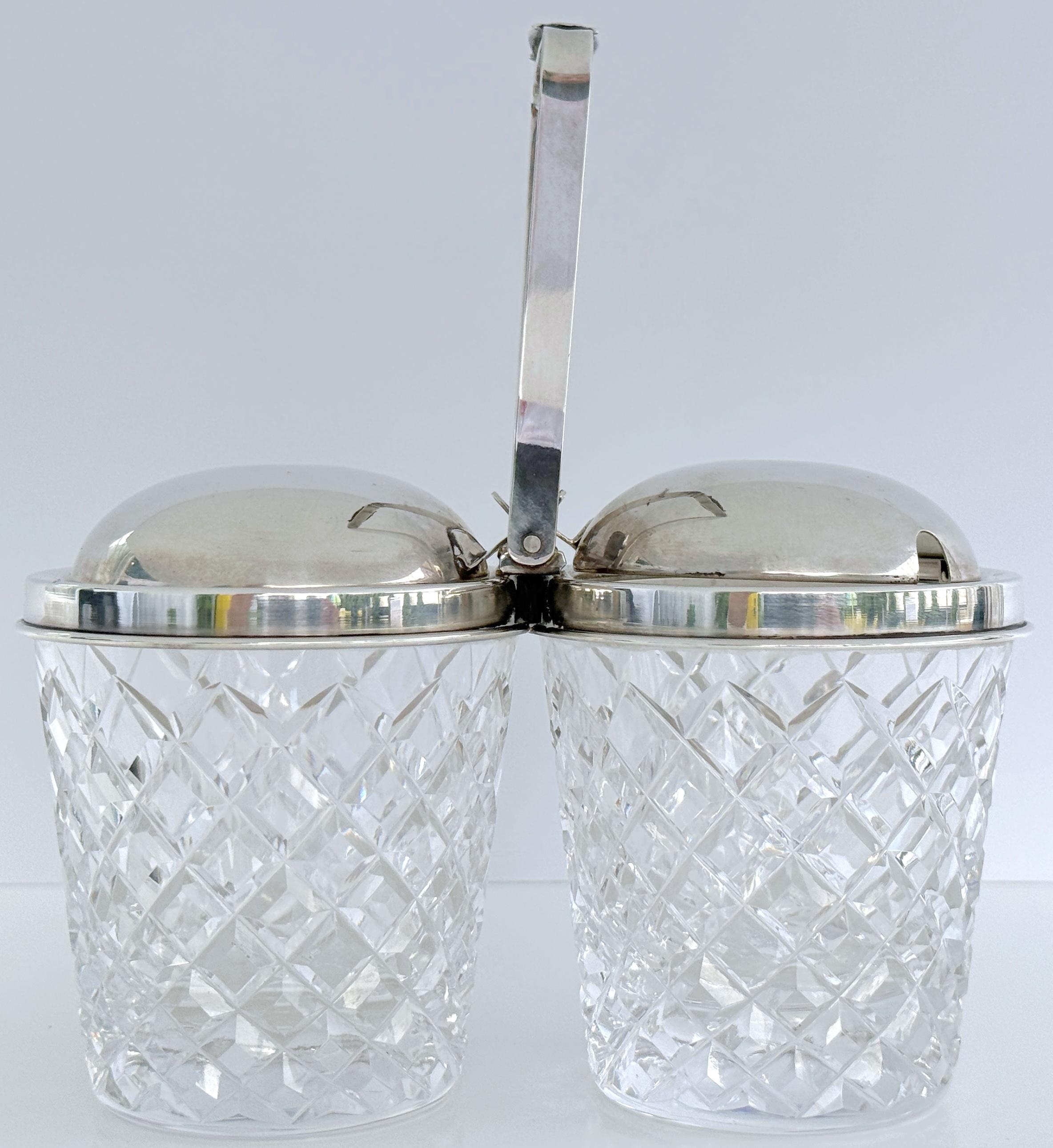 Oliver, Serveur en verre torsadé et olives avec charnière alternée en étain, circa 1930 
Rare et unique serveur en verre taillé et en argent des années 1930, attribué à AT&T. Hawkes & Co. Cet accessoire de bar de facture exquise est doté d'une