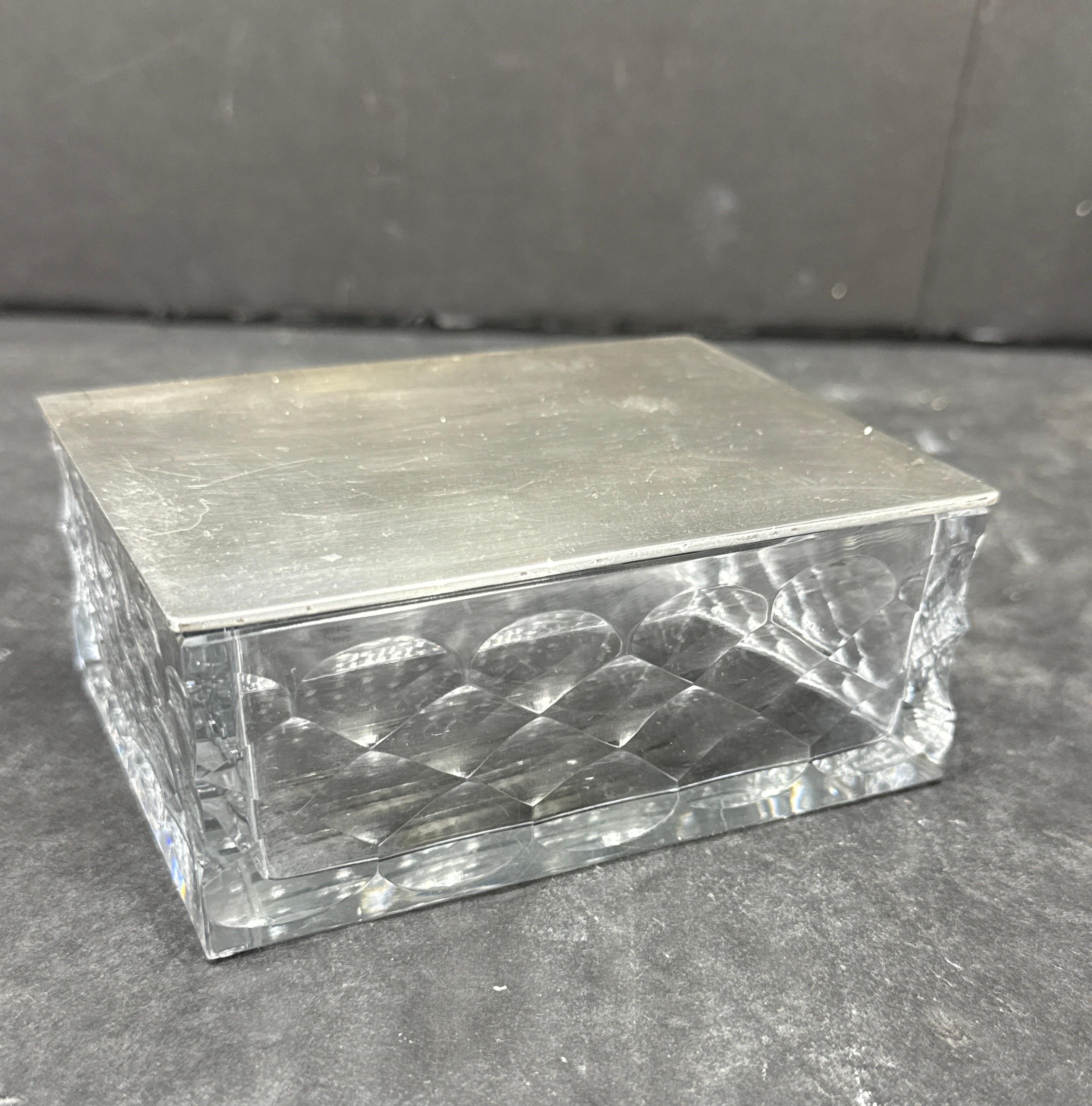 T.G. Hawkes & Co. è stata fondata nel 1880 da Thomas Gibbons Hawkes a Tiffin, in Ohio. Questa impressionante scatola in cristallo tagliato e argento sterling di Hawkes presenta un classico coperchio in sterling. Il coperchio interno presenta