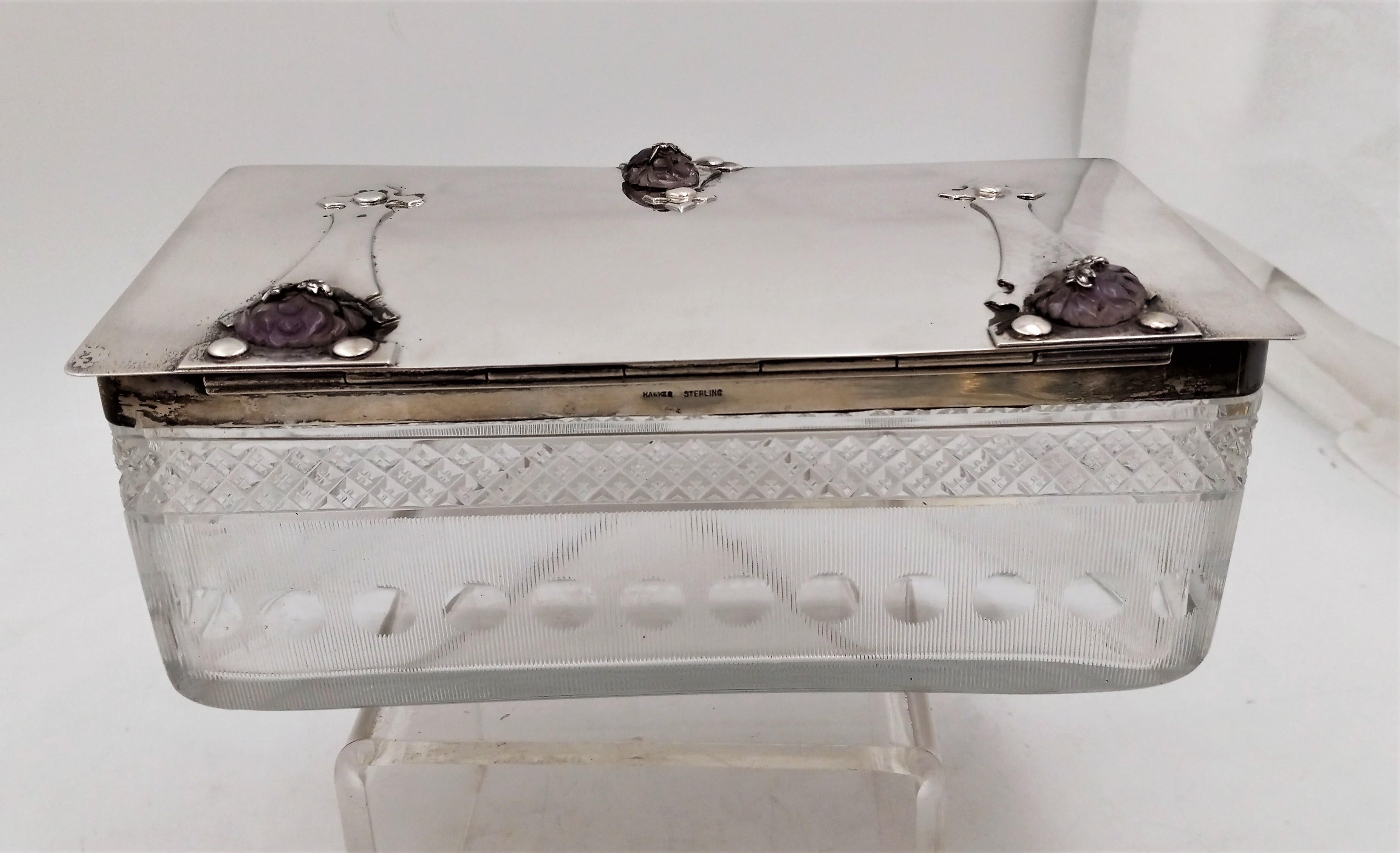 Hawkes sterling silver and cut glass table box in Arts & Crafts style, featuring a lid accented with oval-carved amethysts from the early 20th century. It measures 9 1/2