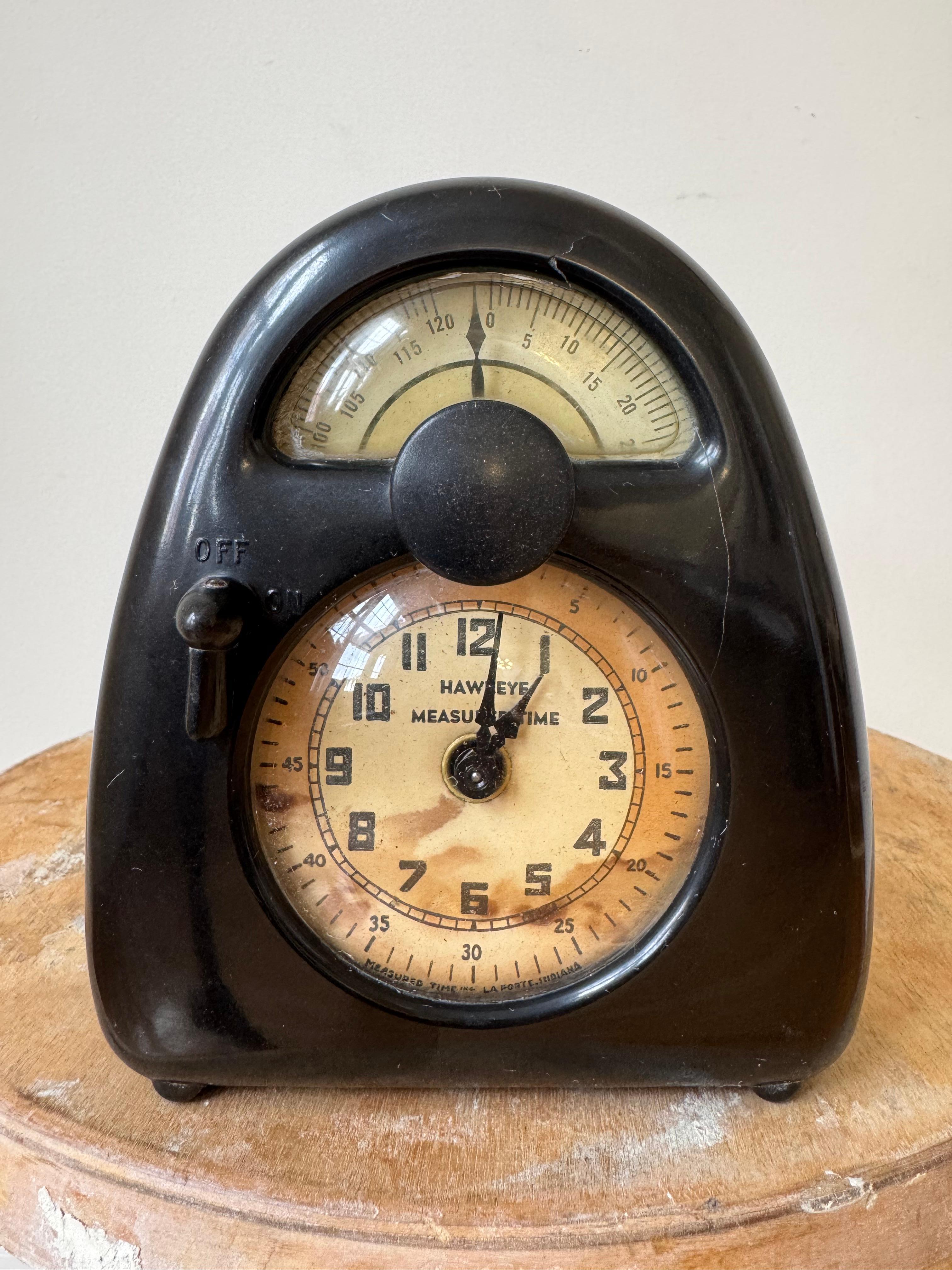 Diese Intervalluhr war Noguchis erster industrieller Entwurf. 

Isamu Noguchi (1904-1988) für Stevenson Mfg. Co. Hawkeye Measured Time Uhr und Küchentimer La Porte, Indiana, ca. 1932 
Bakelit, Glas, bedrucktes Papier, Herstellerzeichen auf der
