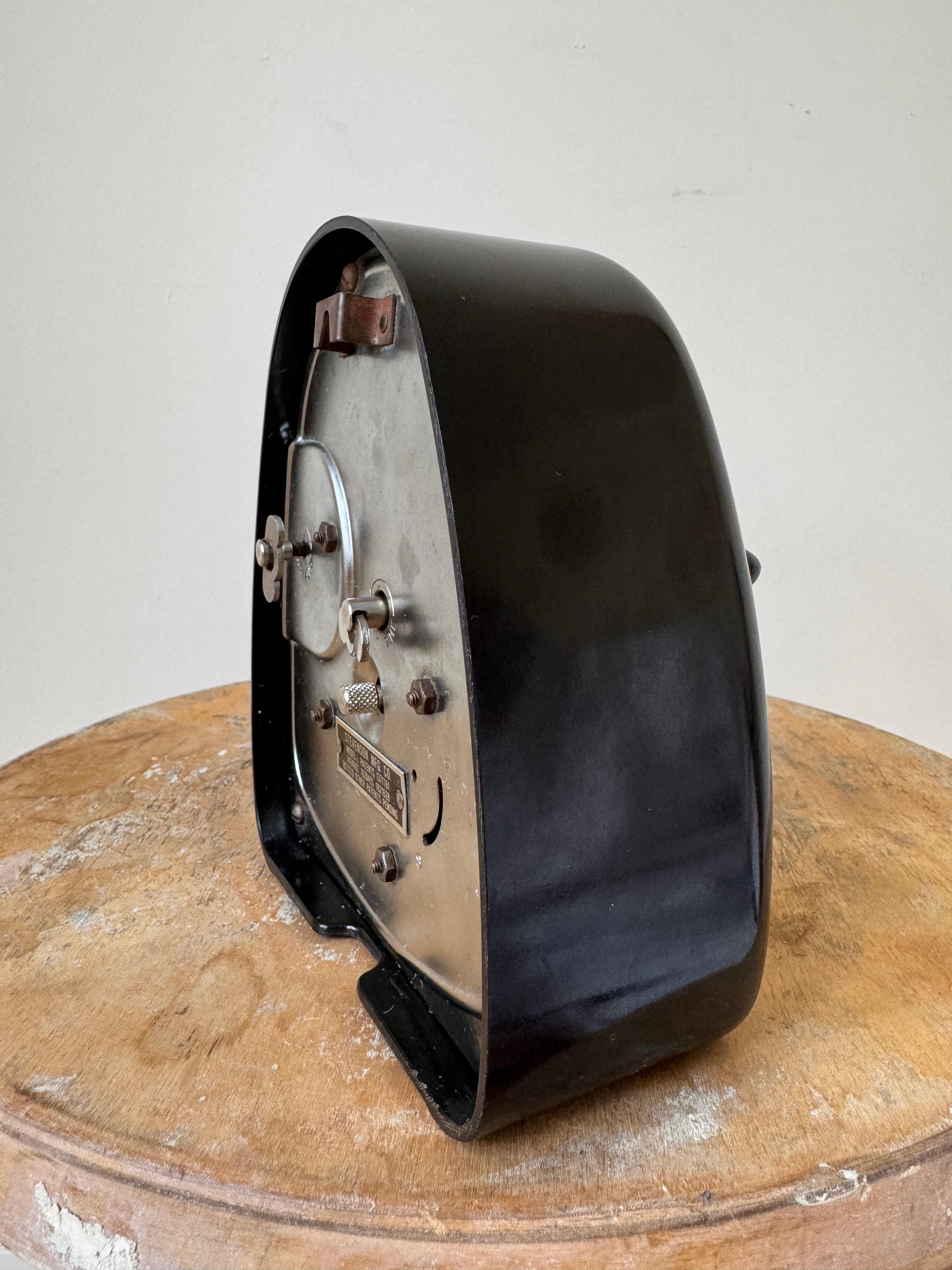Measured Time Uhr von Isamu Noguchi (Metall) im Angebot