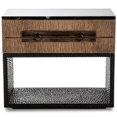 Pedestal de cabecera Hawkstone de madera cincelada a mano, madera, mármol y acero bronceado