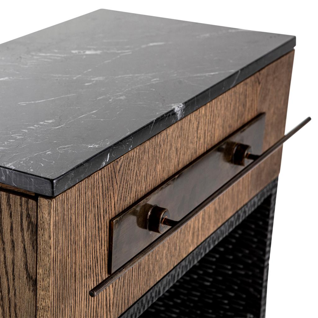 Hawkstone Nachttischsockel aus handgeschnitztem Holz, Marmor und Bronzestahl (Moderne) im Angebot