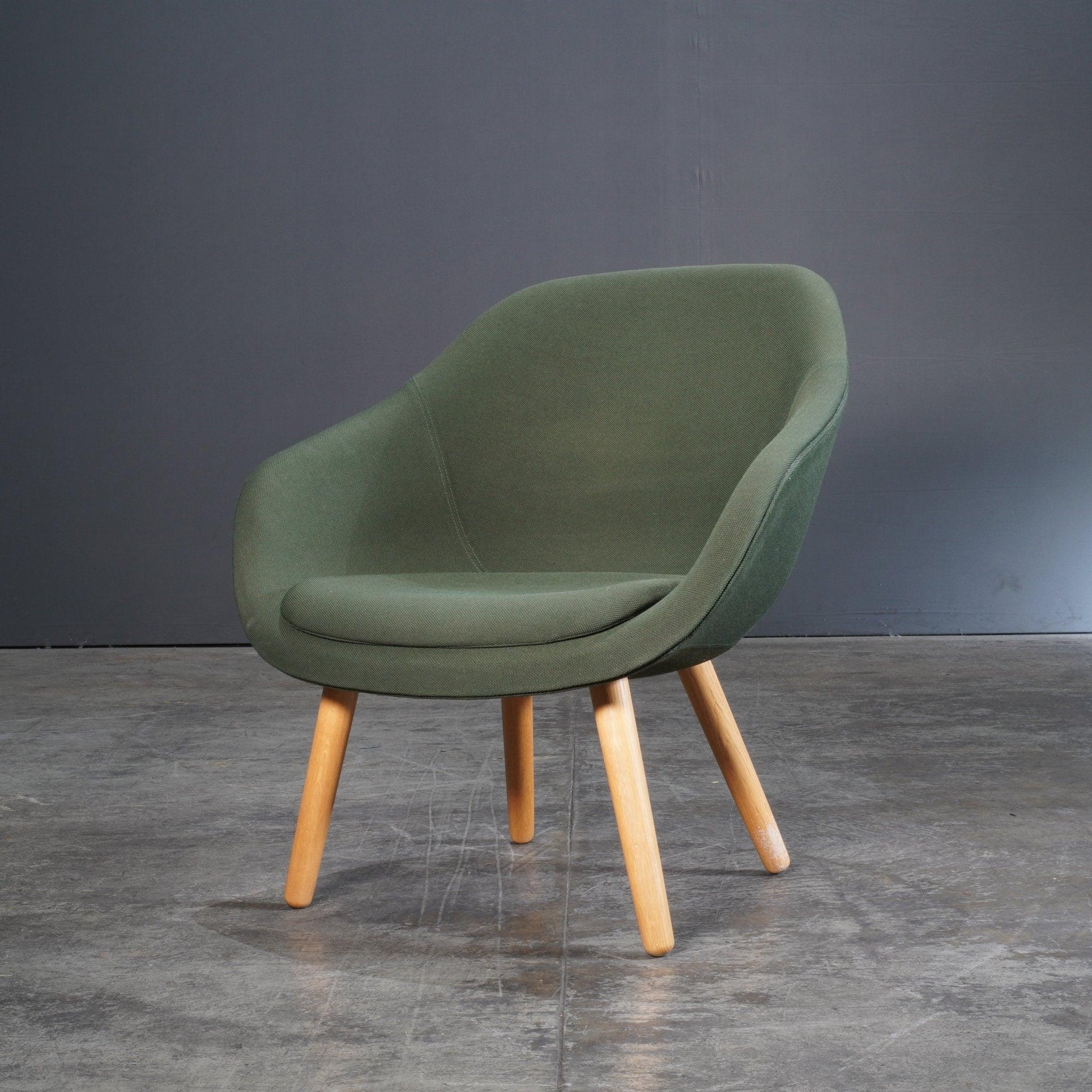 La Butaca Hay AAL 82 de Hee Welling personifica la sofisticación escandinava con su perfecta fusión de comodidad y estilo. Con una silueta refinada, la silla cuenta con un asiento y un respaldo generosamente acolchados y tapizados en una gama de
