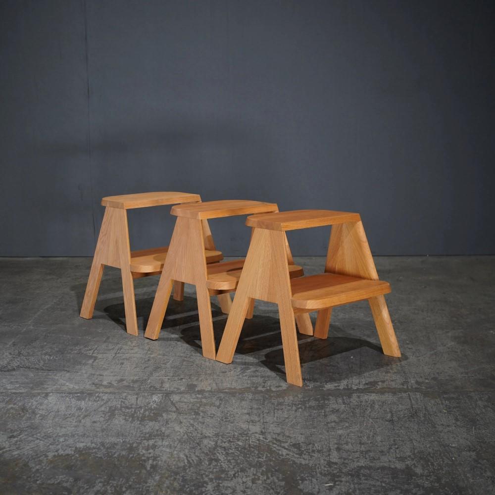 Der Hay Butler Moveable Step ist eine kunstvolle Mischung aus skandinavischer Funktionalität und minimalistischem Design. Dieses multifunktionale Möbelstück aus hochwertigem, natürlichem Eichenholz ist sowohl ein stilvoller Tritthocker als auch ein