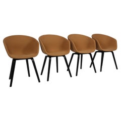 Sillas de comedor Hay modelo AAC22, de tela y roble teñido de negro