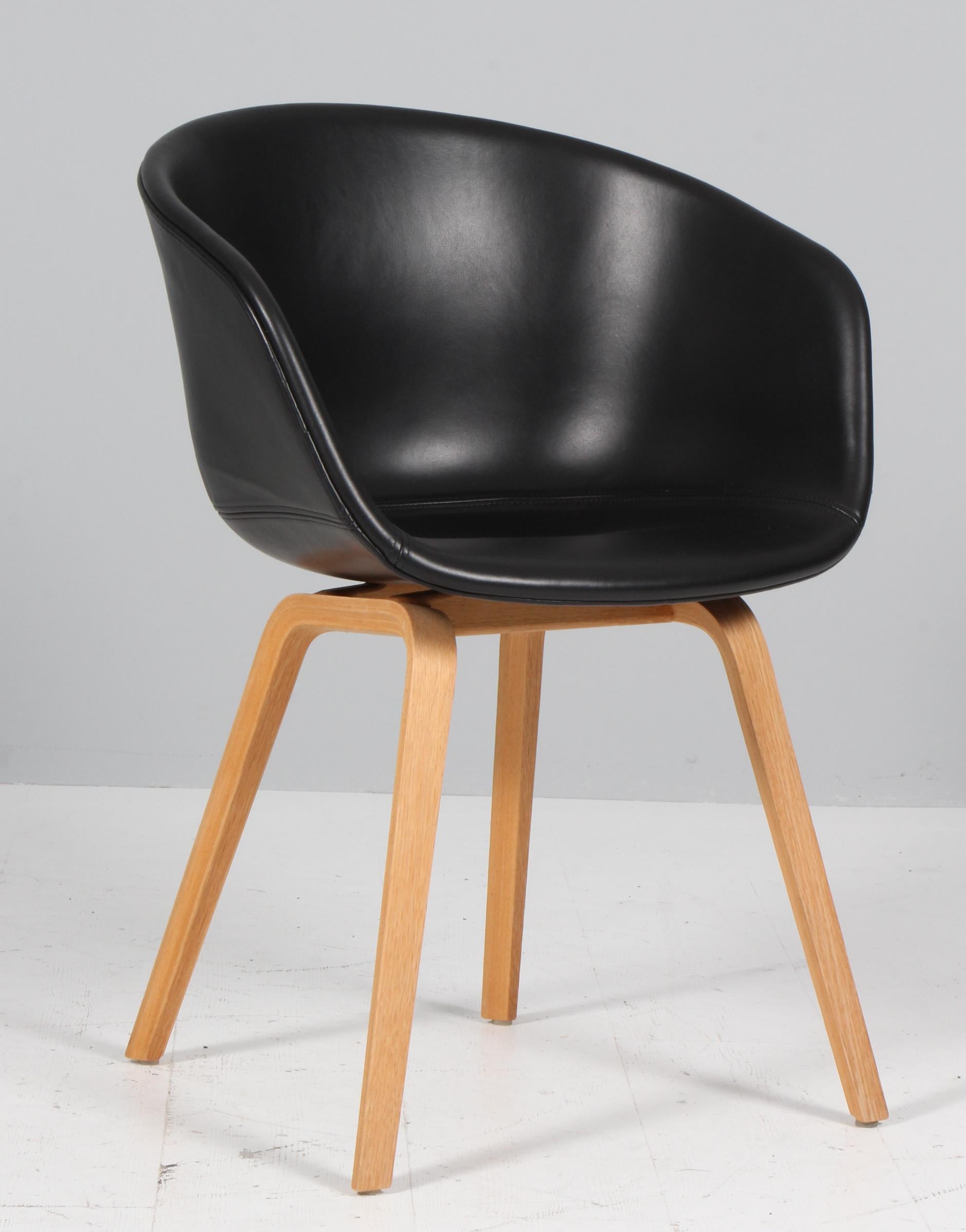 Sillas de comedor Hay AAC22 de piel anilina plena flor de seda negra con patas de roble negro. 