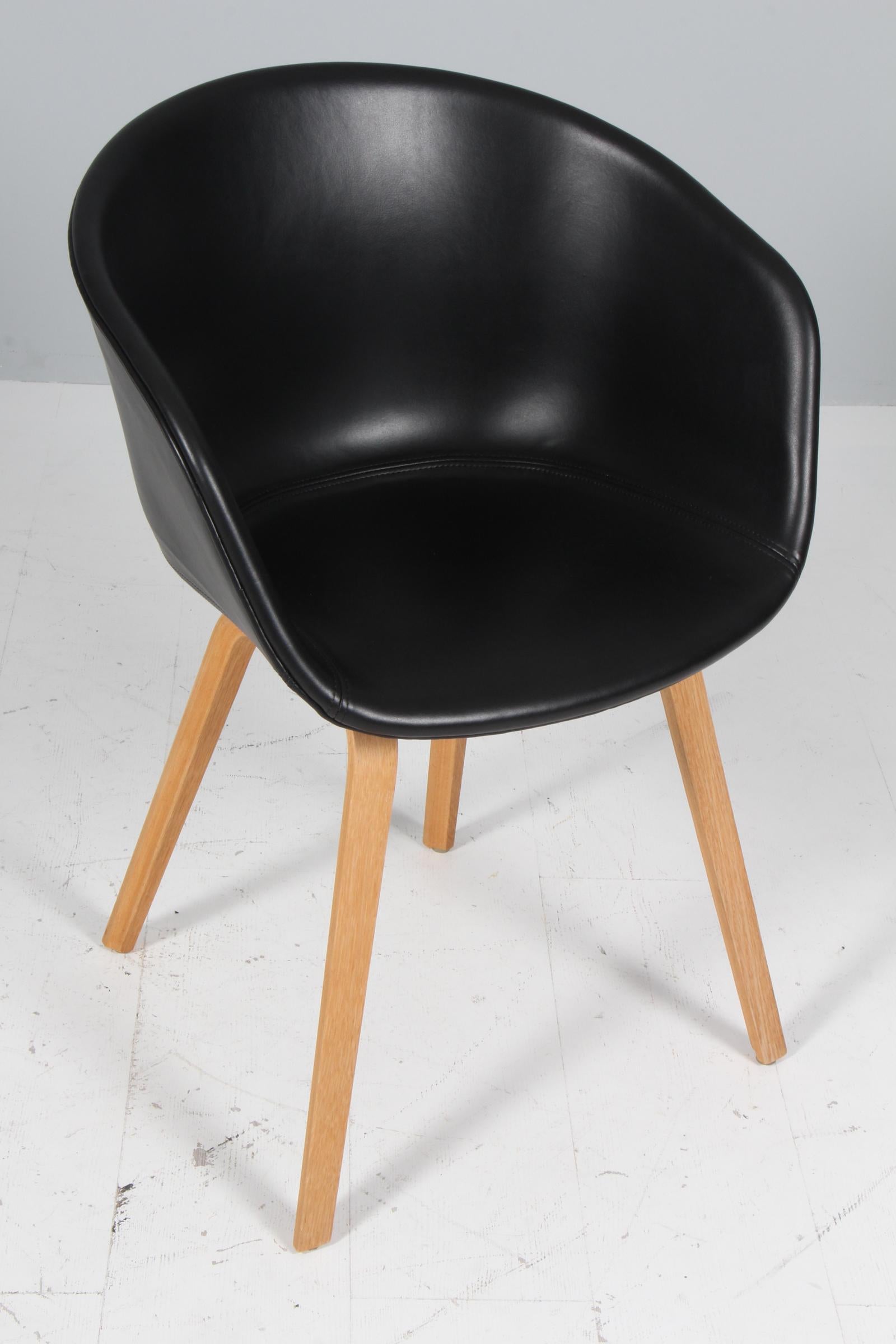 Sillas de comedor Hay modelo AAC22, roble y piel anilina de seda negra Escandinavo moderno en venta