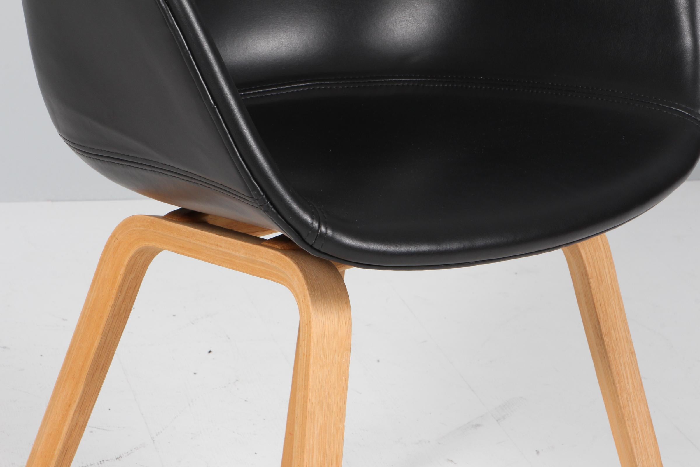 Sillas de comedor Hay modelo AAC22, roble y piel anilina de seda negra Danés en venta