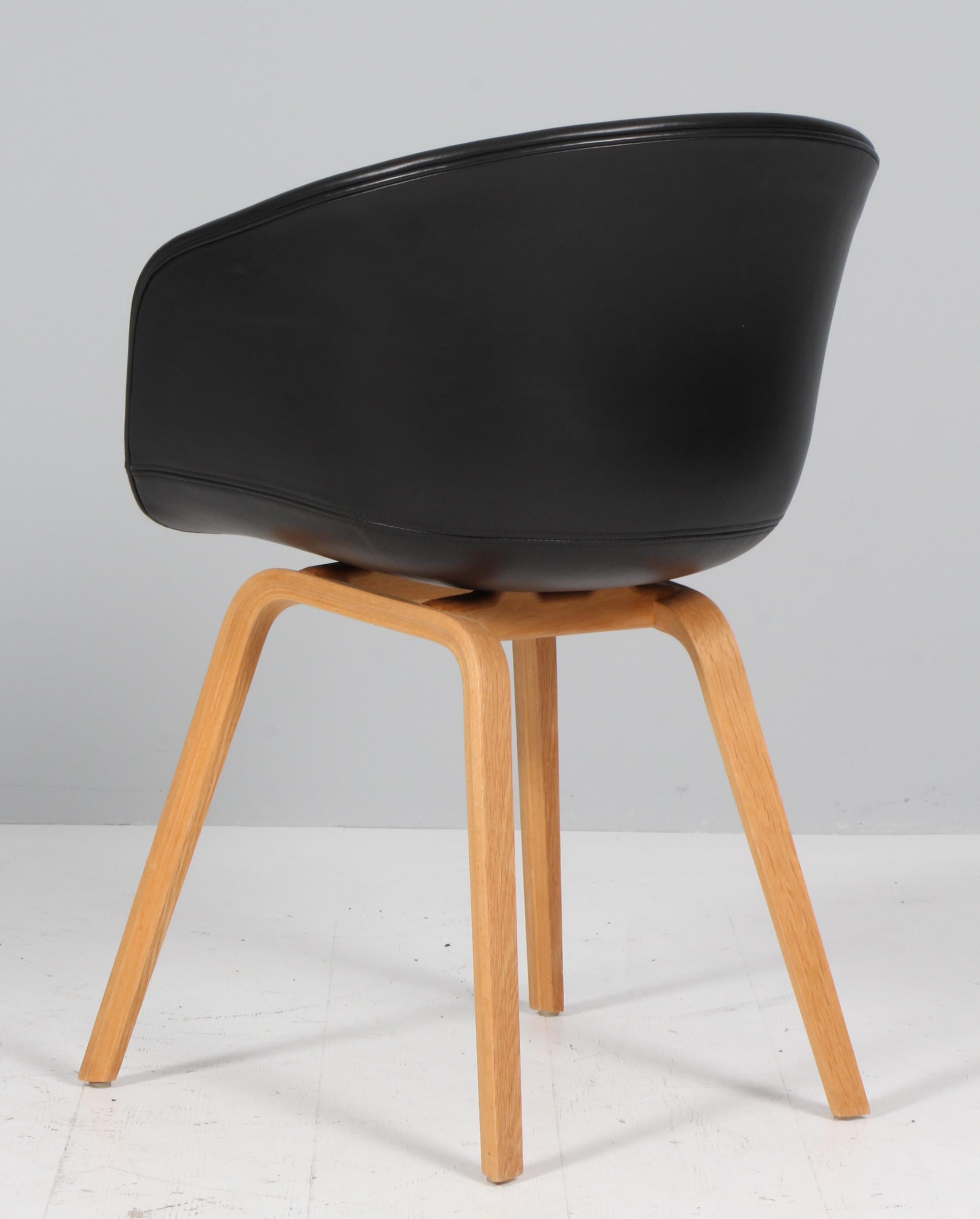 Sillas de comedor Hay modelo AAC22, roble y piel anilina de seda negra en Bueno estado para la venta en Esbjerg, DK