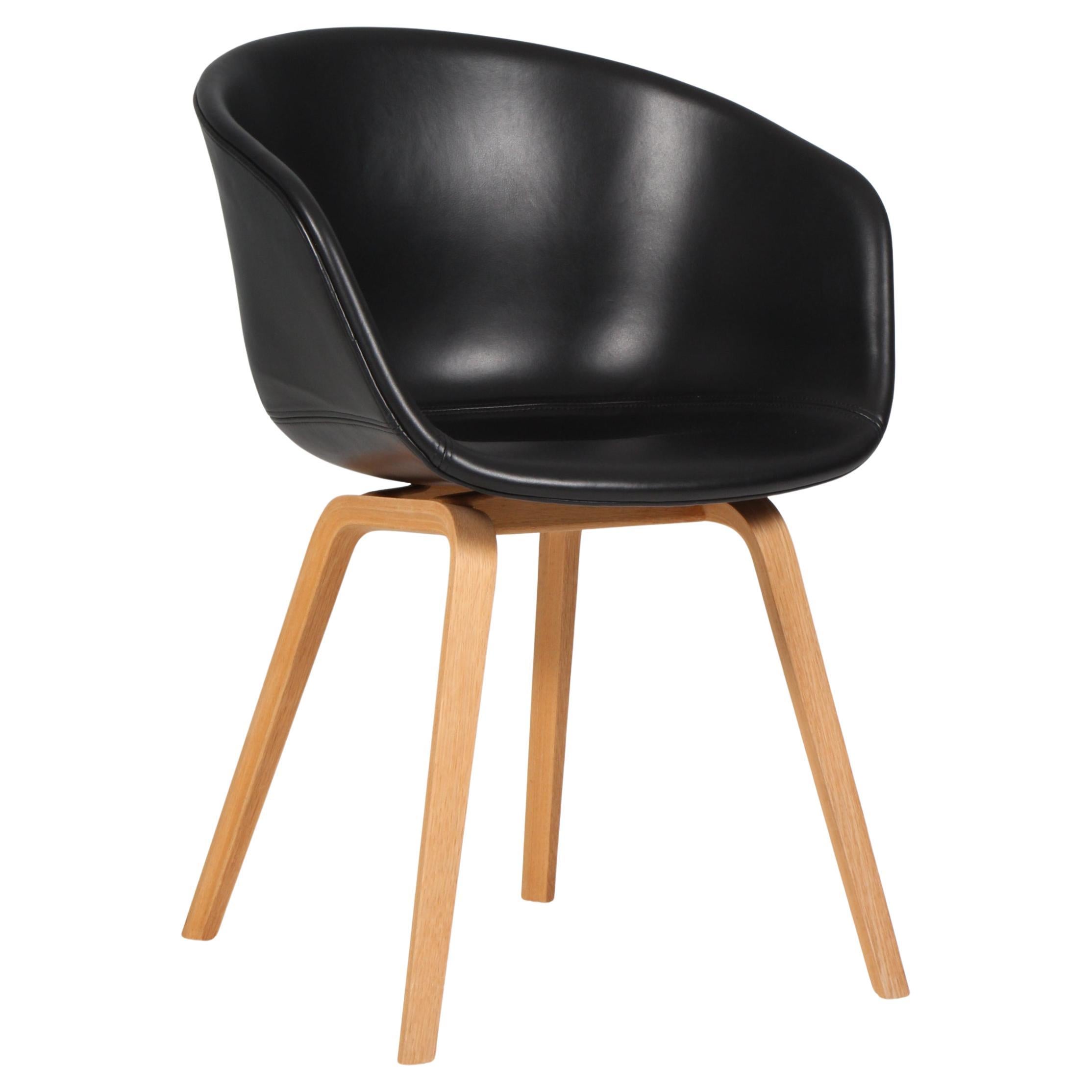 Sillas de comedor Hay modelo AAC22, roble y piel anilina de seda negra en venta
