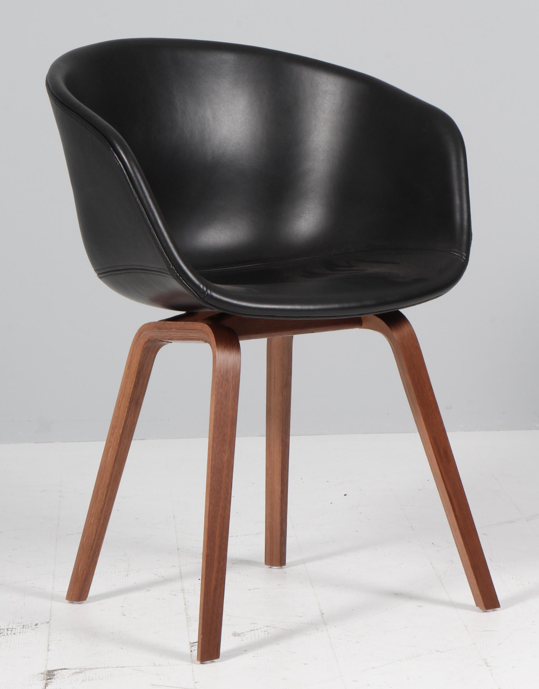 Sillas de comedor Hay AAC22 de piel anilina plena flor de seda negra con patas de nogal. 