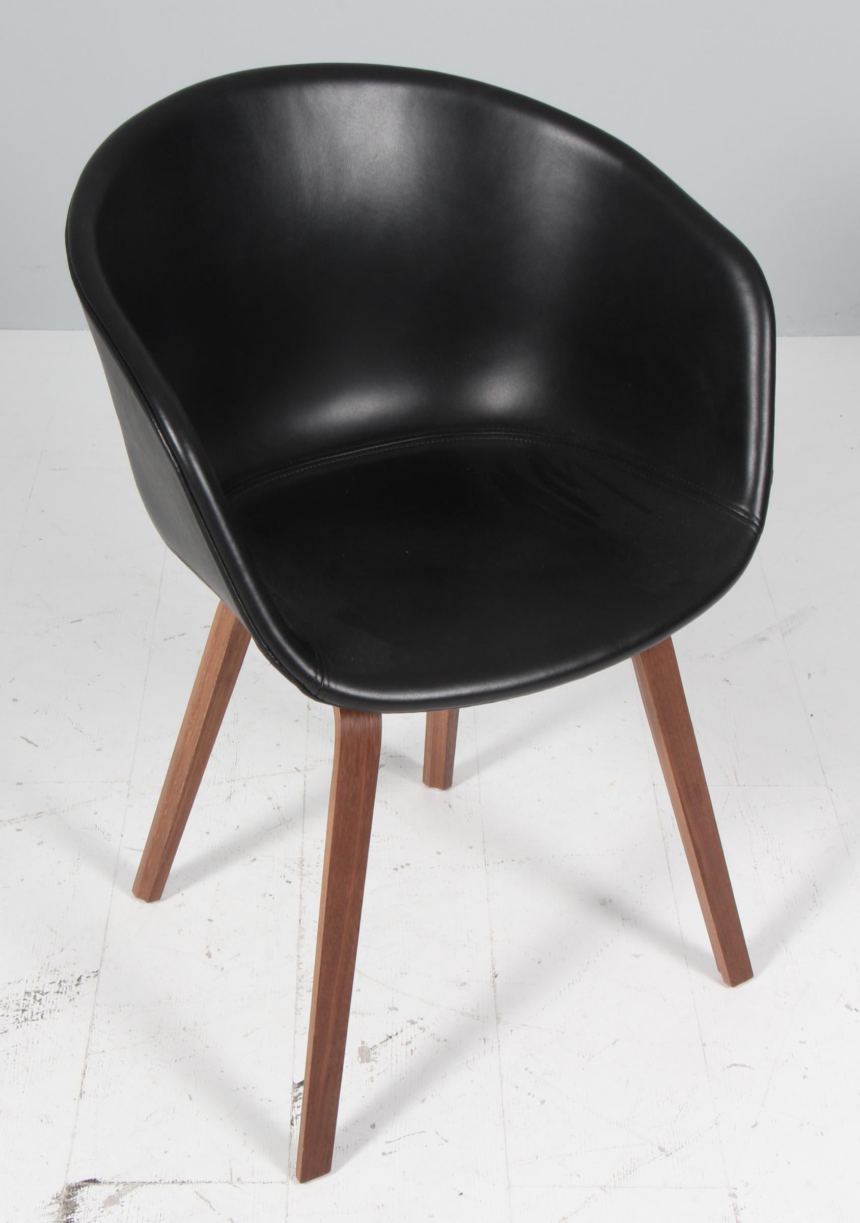 Sillas de comedor Hay modelo AAC22, Nogal y piel anilina de seda negra Escandinavo moderno en venta