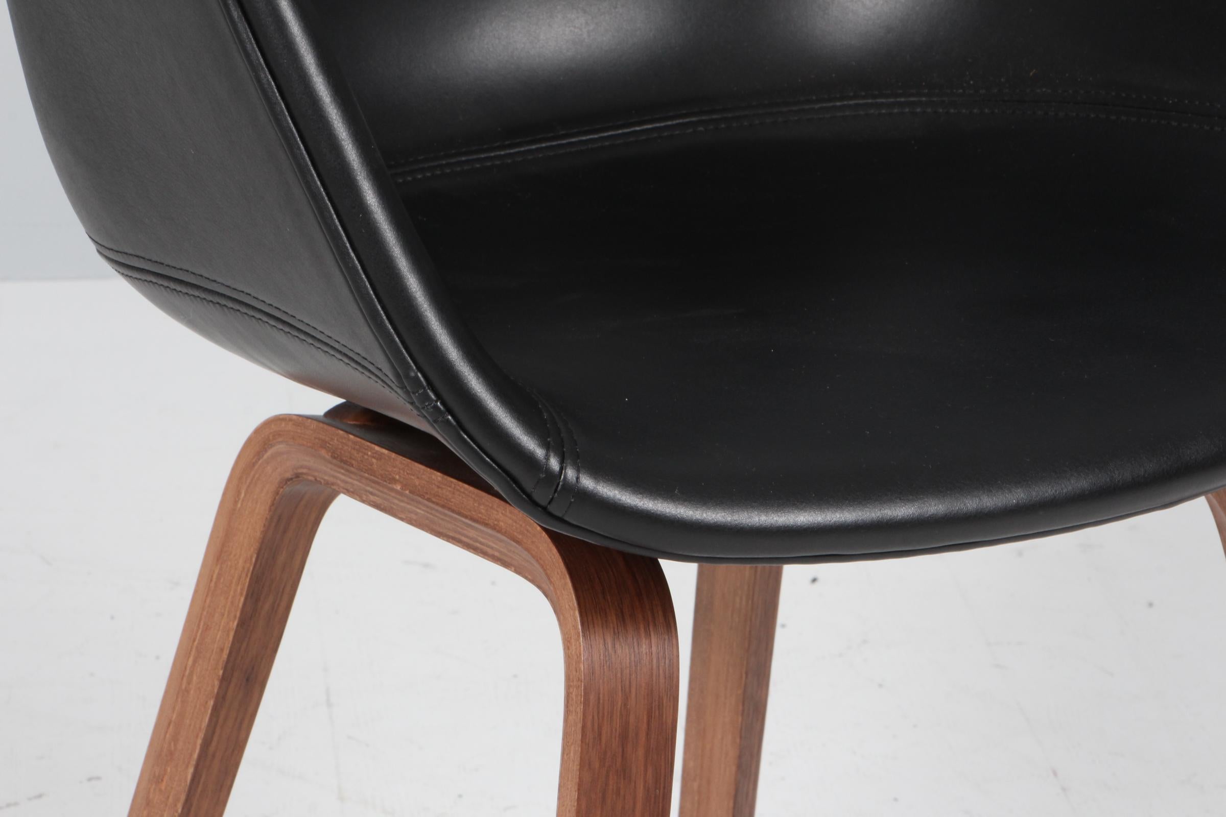 Sillas de comedor Hay modelo AAC22, Nogal y piel anilina de seda negra Danés en venta