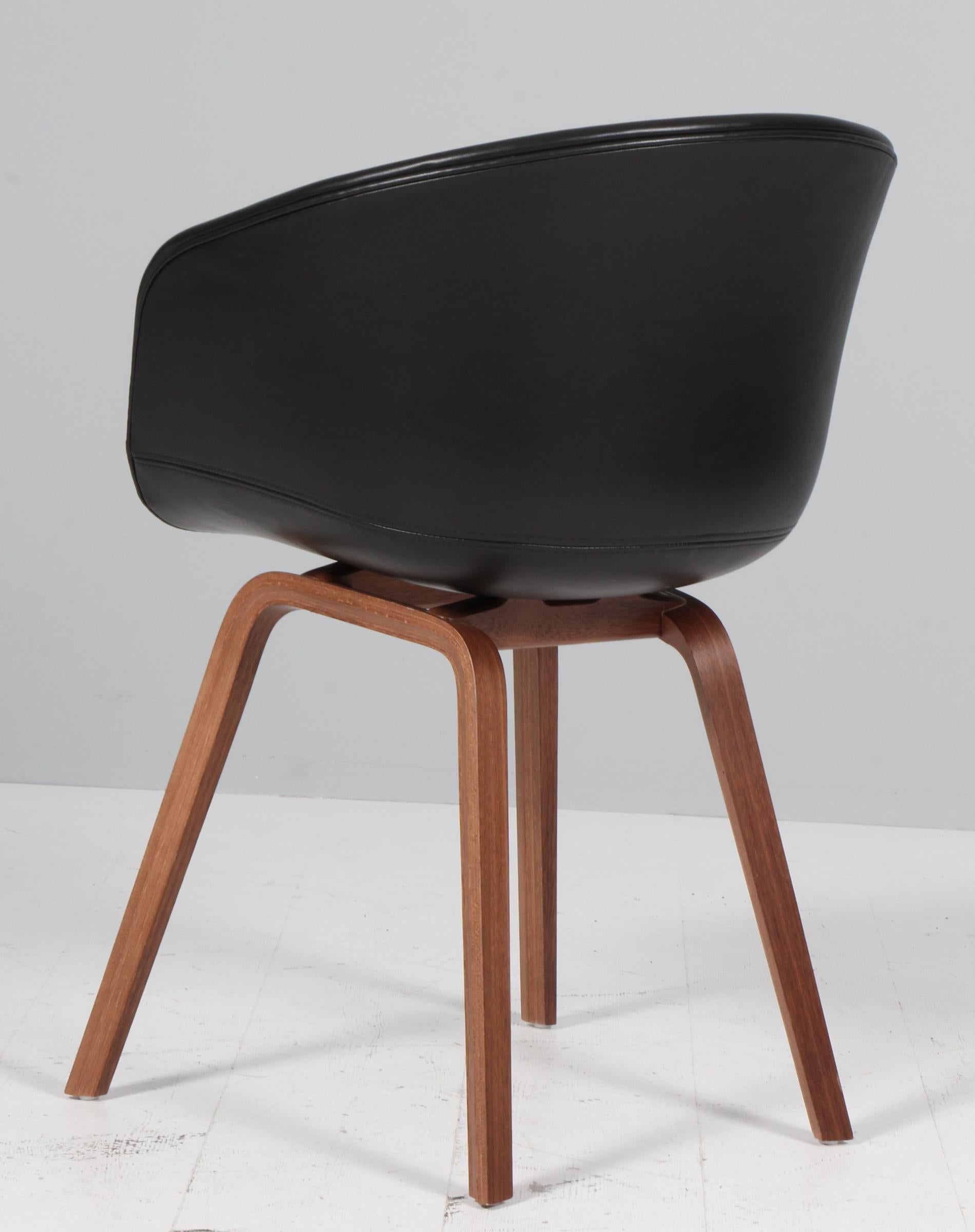 Sillas de comedor Hay modelo AAC22, Nogal y piel anilina de seda negra en Bueno estado para la venta en Esbjerg, DK