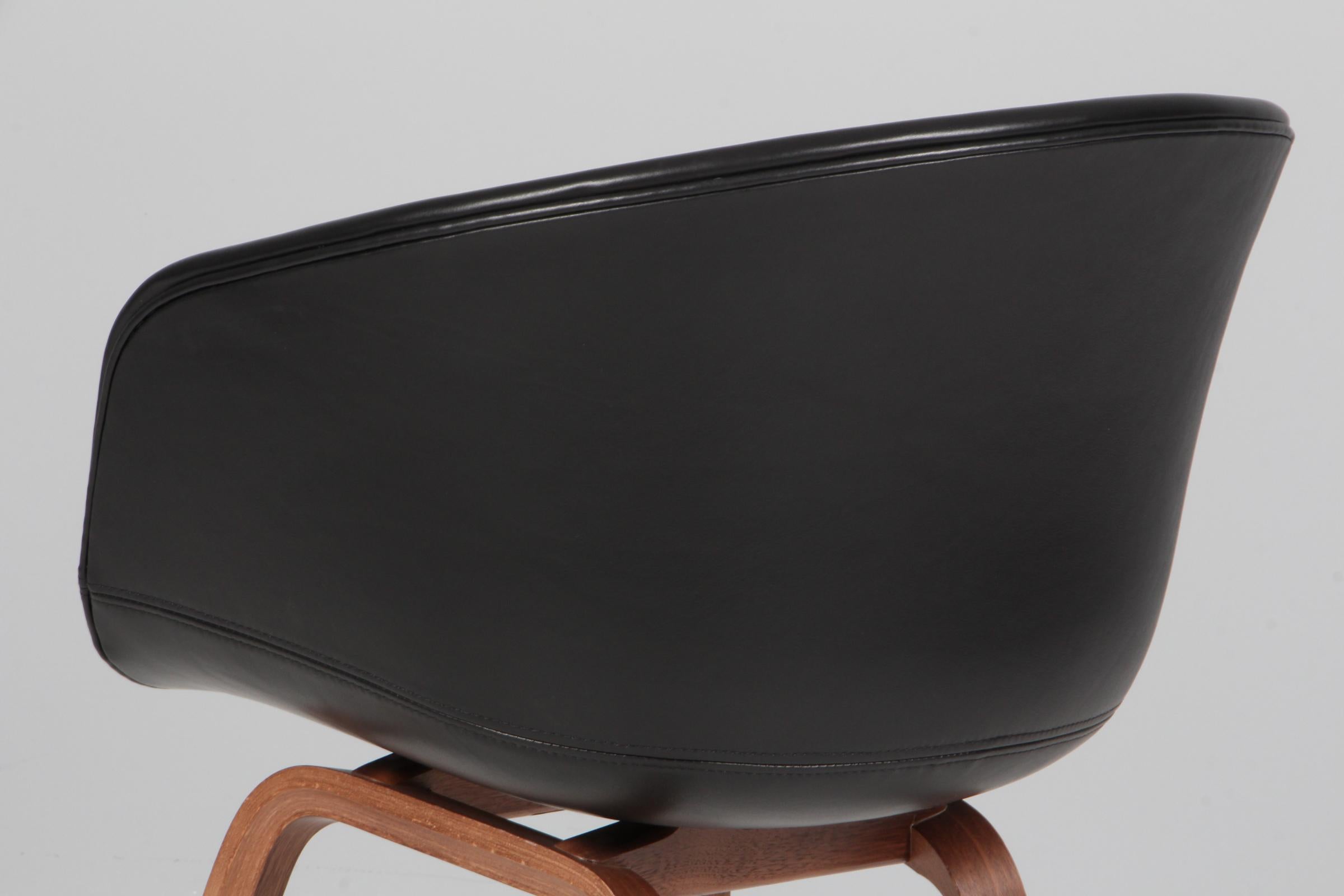 Sillas de comedor Hay modelo AAC22, Nogal y piel anilina de seda negra Siglo XXI y contemporáneo en venta