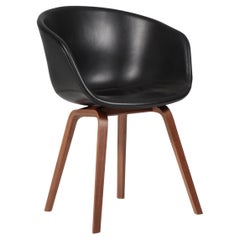 Sillas de comedor Hay modelo AAC22, Nogal y piel anilina de seda negra