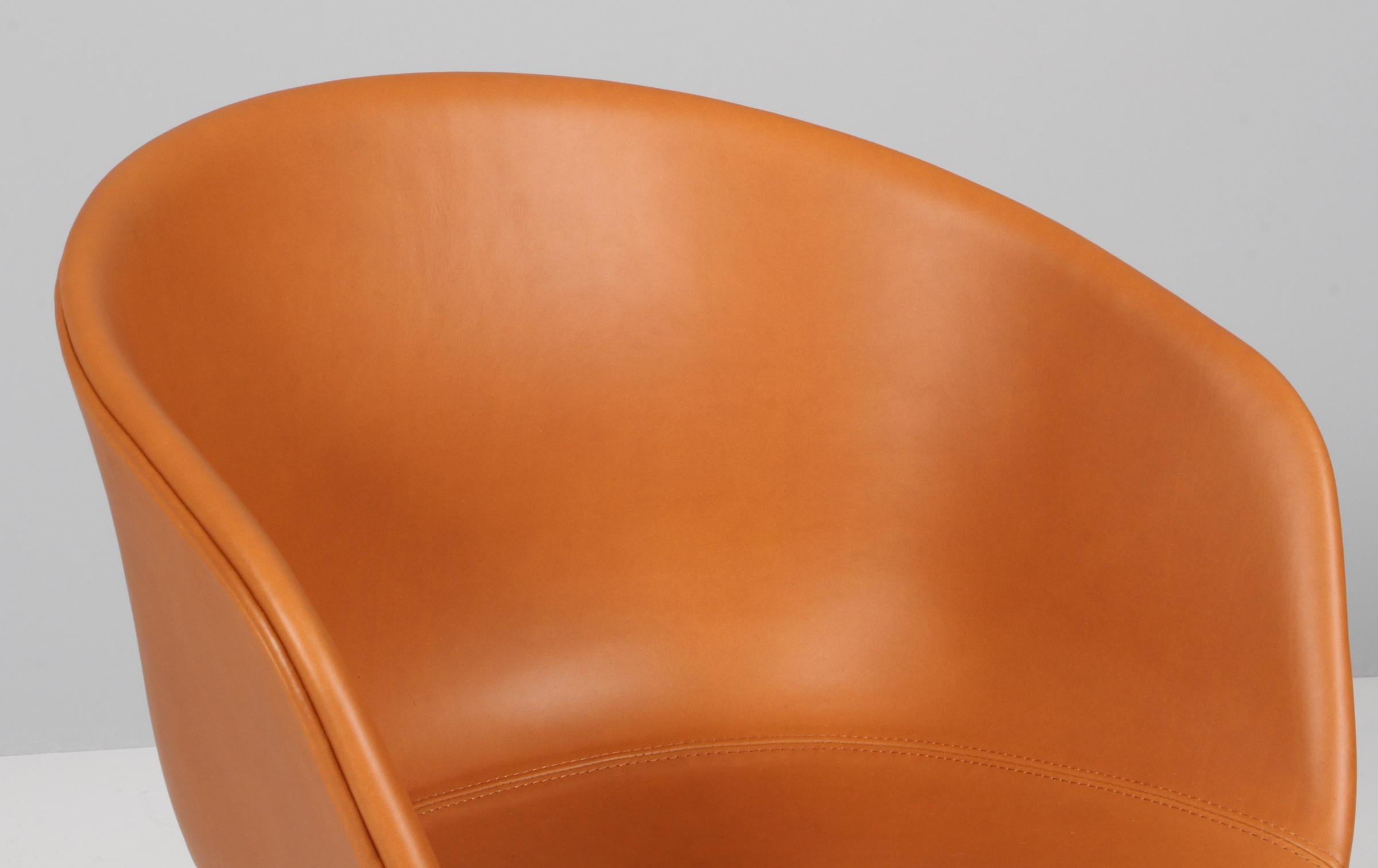 Hay dining chaurs model AAC22, walnut and cognac silk aniline leather In Good Condition For Sale In Esbjerg, DK