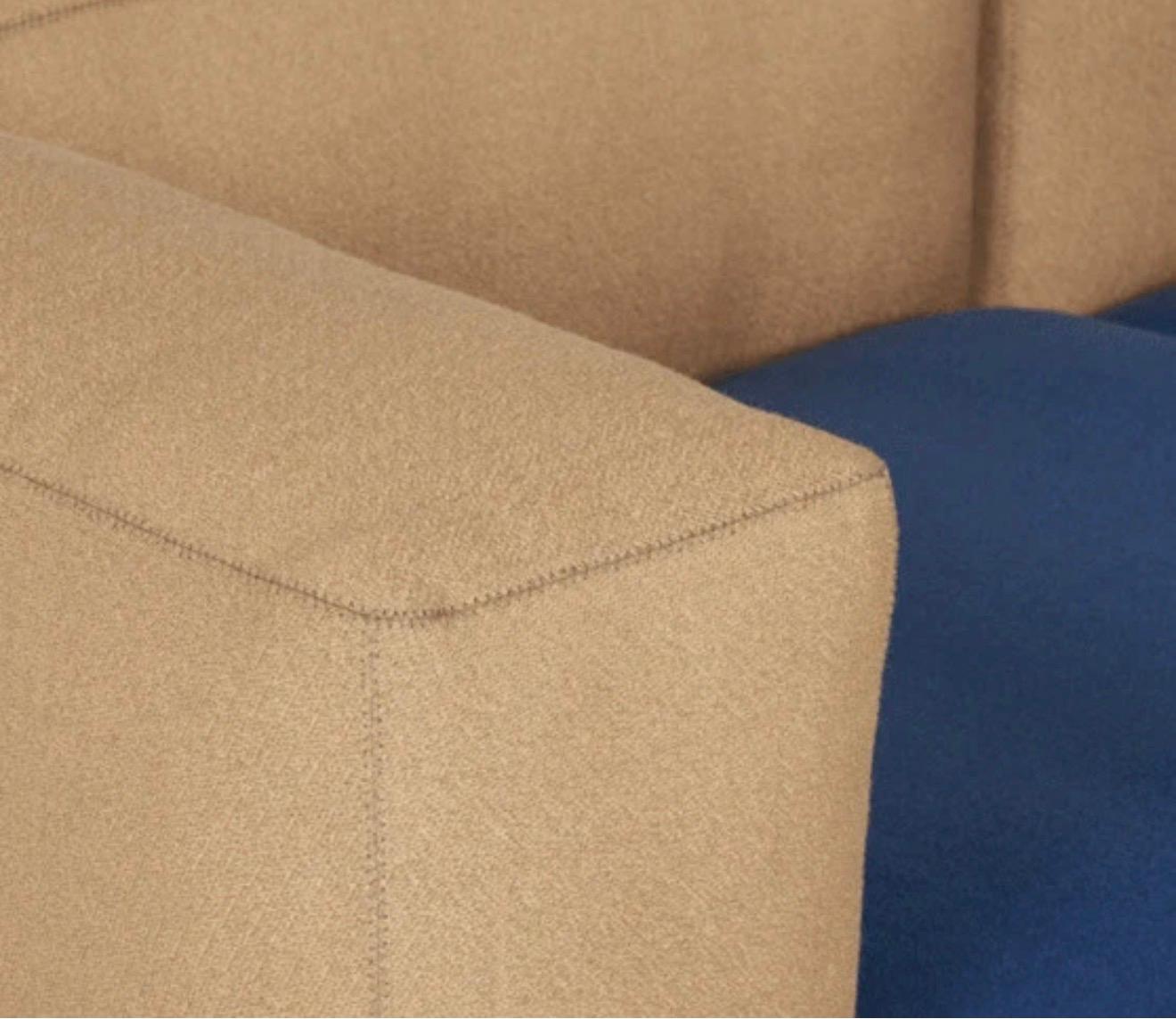 Hay Mags 2,5 Plazas a herman Miller Marca Azul/Beige en Nuevo estado para la venta en Commerce, CA