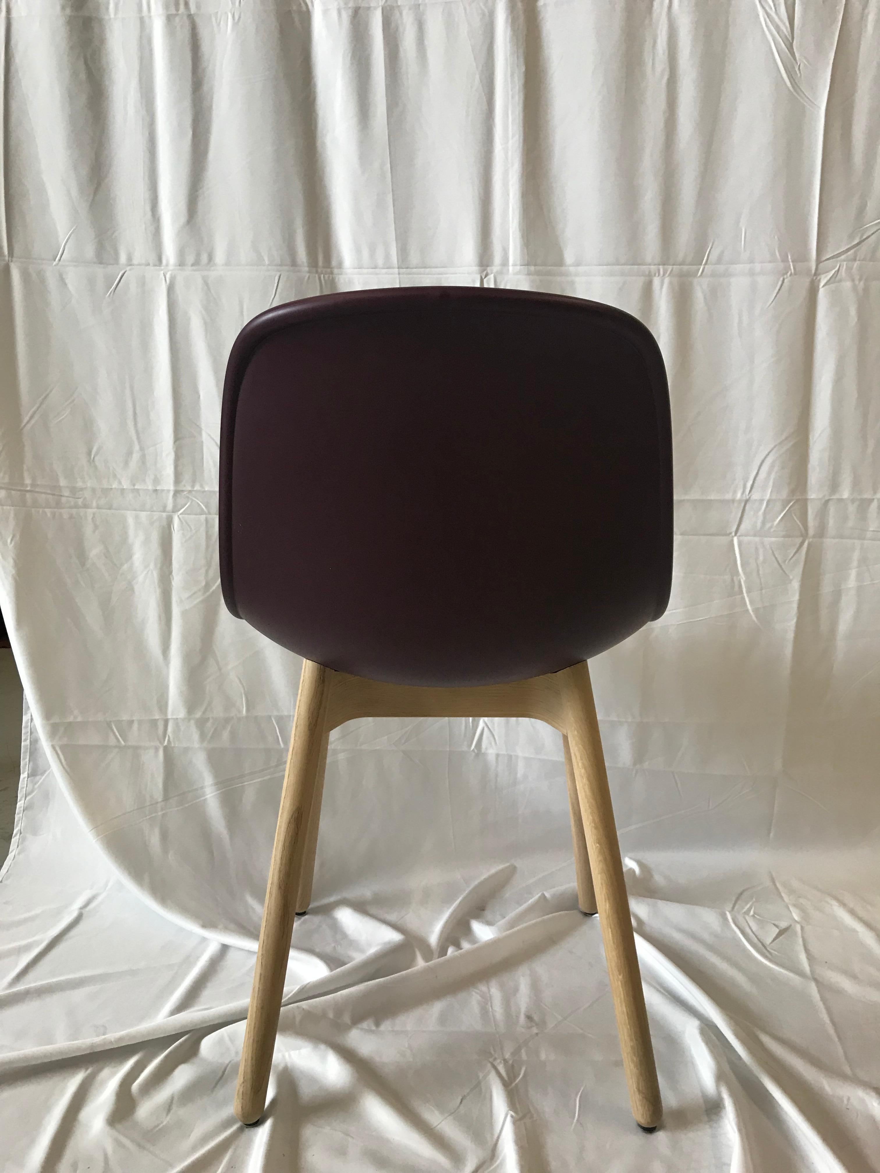 Neu’s ergonomically moulded shell combined with its round solid wooden legs results in a perfectly defined profile. The durable, finely-grained plastic adds textural interest, while the rim detail gives the design structure and character. In the