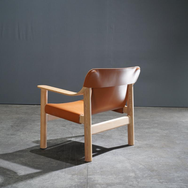 Voici le fauteuil Bernard de Hay Studio, conçu par Shane Schneck. Cette pièce remarquable témoigne d'un design contemporain, avec un cadre robuste et léger. Idéal pour l'intérieur comme pour l'extérieur, le fauteuil Bernard allie fonctionnalité et