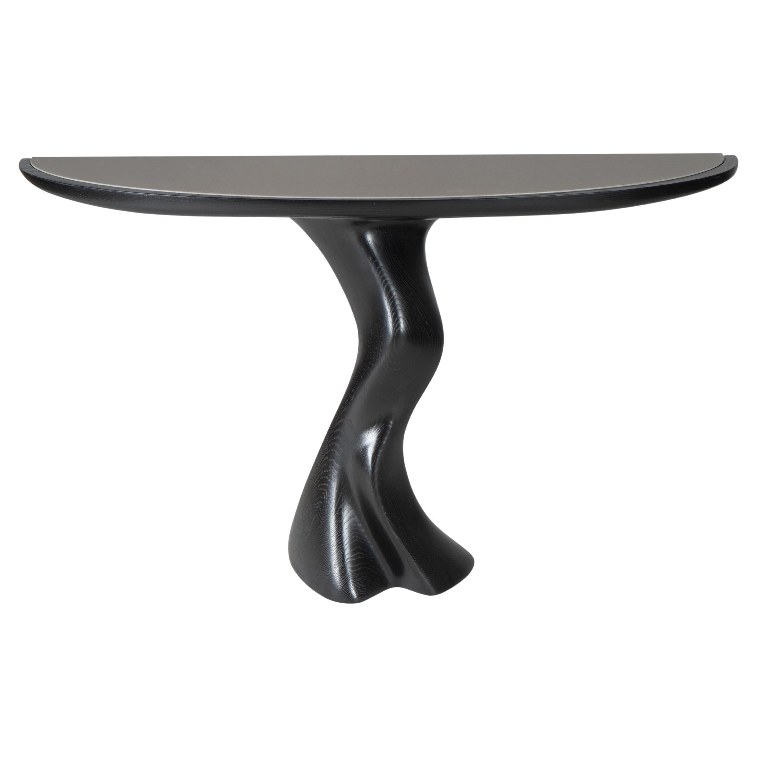 Console Haya, teinture ébène sur bois de frêne avec plateau en pierre grise par Amorph
