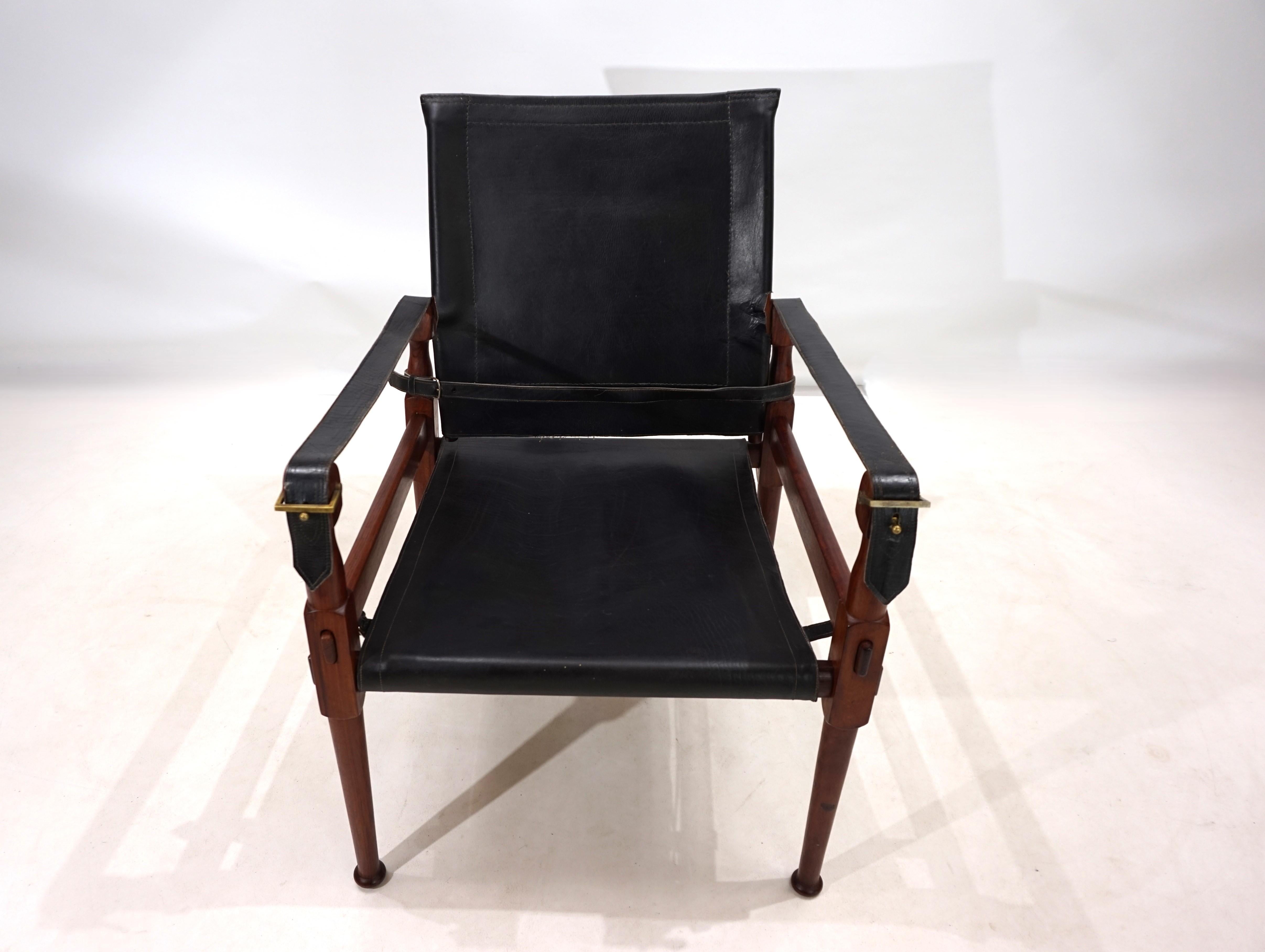This original Hayat Roorkee Campaign Safari chair from the 1960s is in first-class condition. The black leather has almost no visible signs of wear. The wooden frame in a beautiful teak tone is in very good condition. One of the struts was replaced