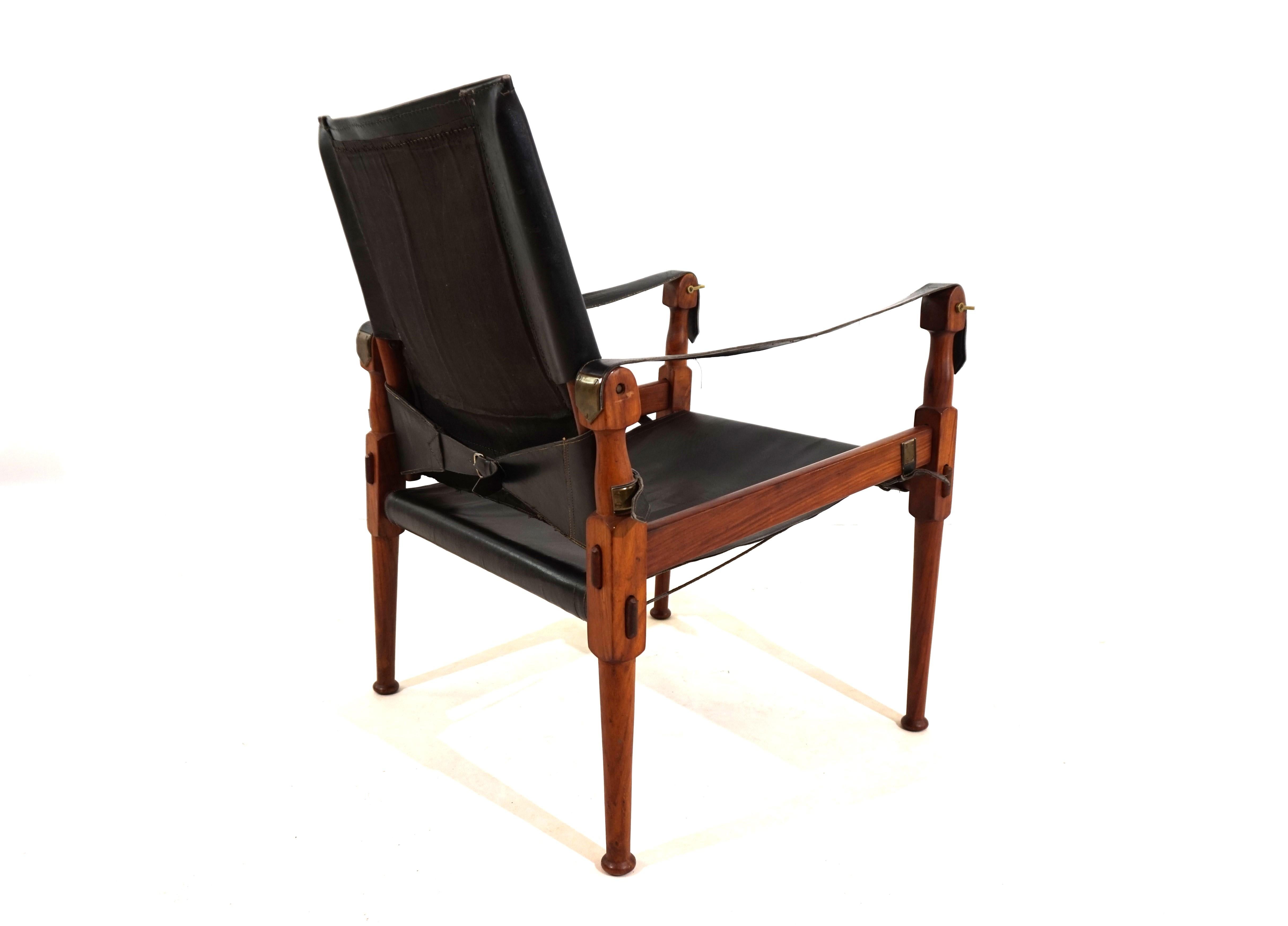 This original Hayat Roorkee Campaign Safari chair from the 60s is in first-class condition. The black leather has almost no visible signs of wear. The wooden frames, made of beautiful teak, are in very good condition. The tension cables are all in