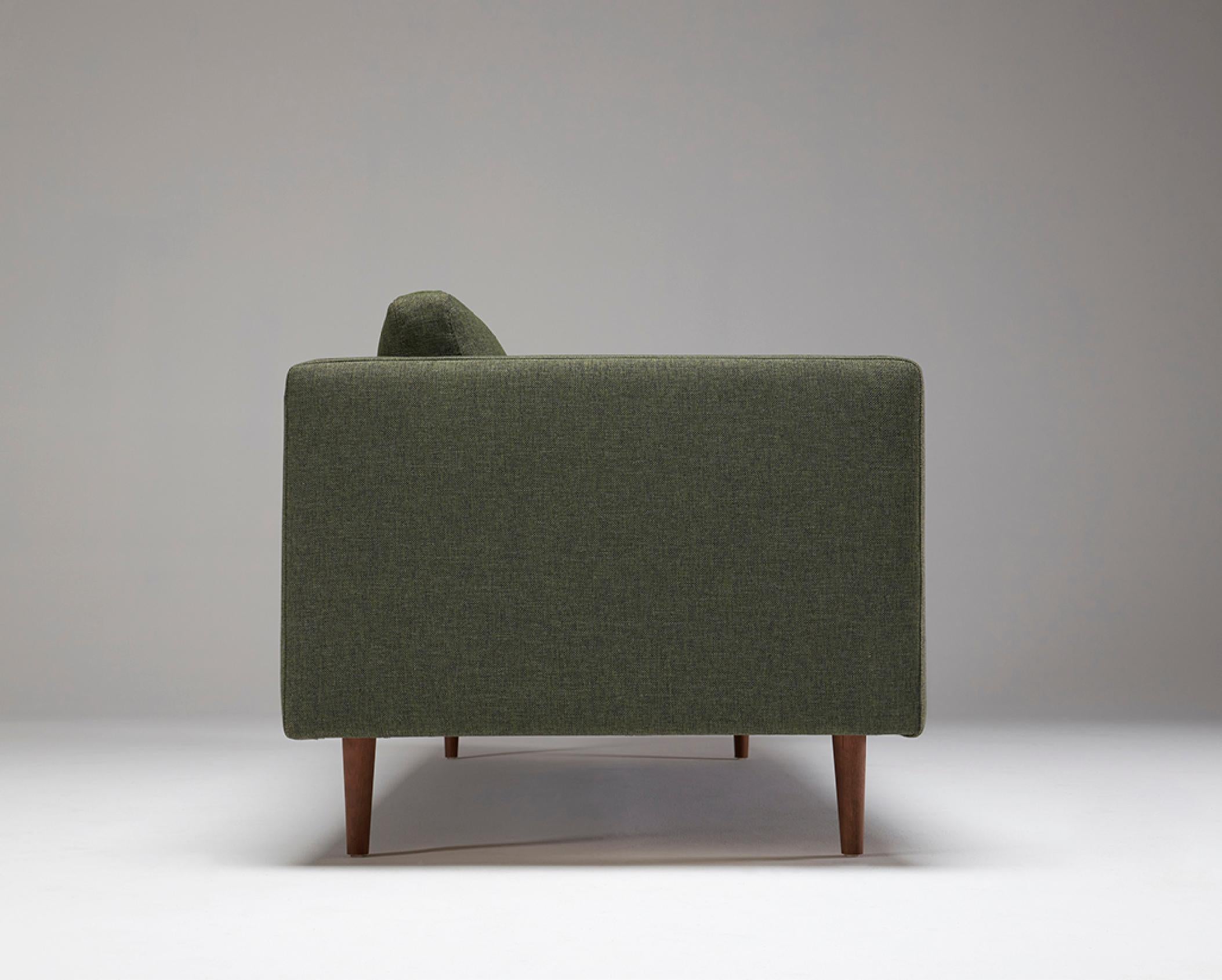 S'inspirant d'un design moderne scandinave classique du milieu du siècle, le canapé 3 places Clasico combine sans effort une esthétique intemporelle et un confort contemporain. En tant que produit OEM, il présente différentes finitions de bois pour