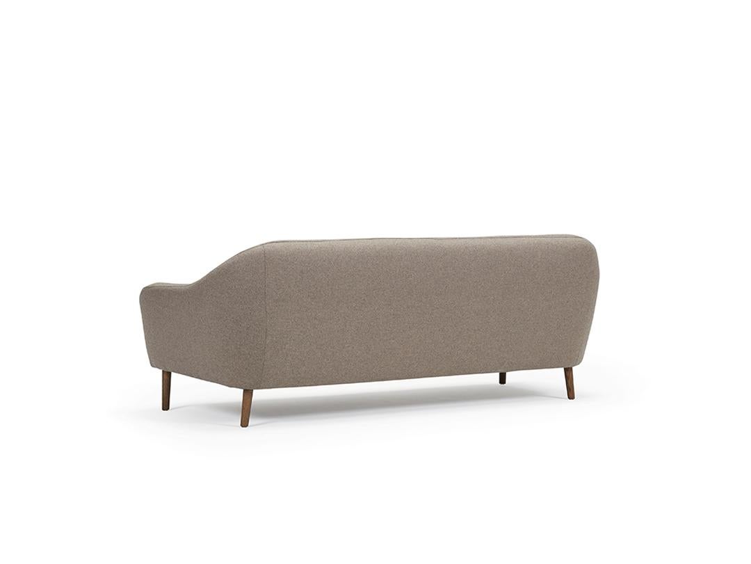 Unveiling a graceful blend of elegance and modern design, the Curva 2.5 Seater Sofa radiates sophistication. As an OEM product, it offers a versatile selection of fabric or wool finishes for the upholstery, allowing for tailored comfort and style.