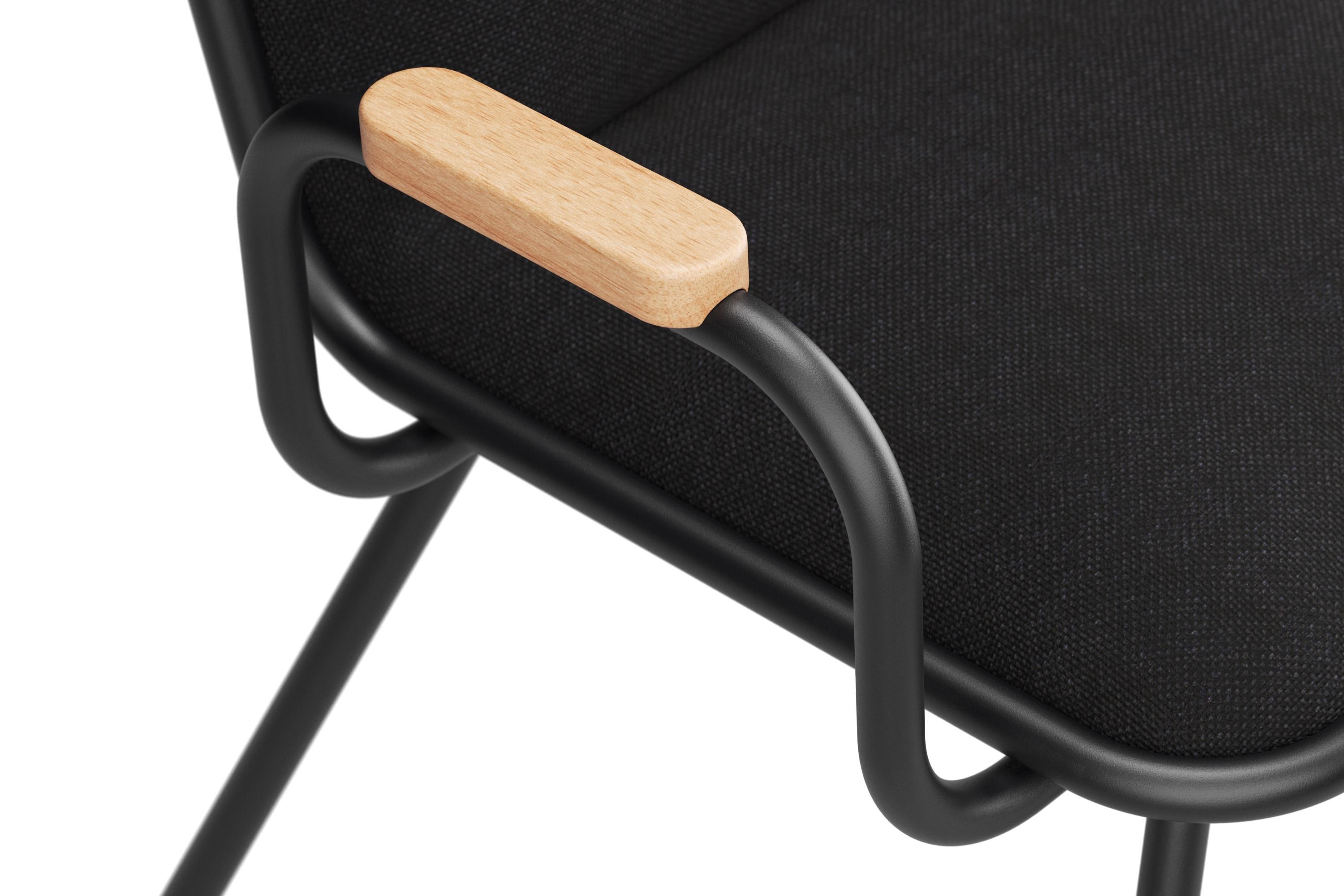 Der Dulwich-Stuhl mit Armlehnen ist eine Weiterentwicklung des klassischen Dulwich-Designs. Er bietet mehr Komfort und Halt, ohne seinen zeitlosen Charme zu verlieren. Das Gestell aus pulverbeschichtetem Metall bietet eine robuste Grundlage, während