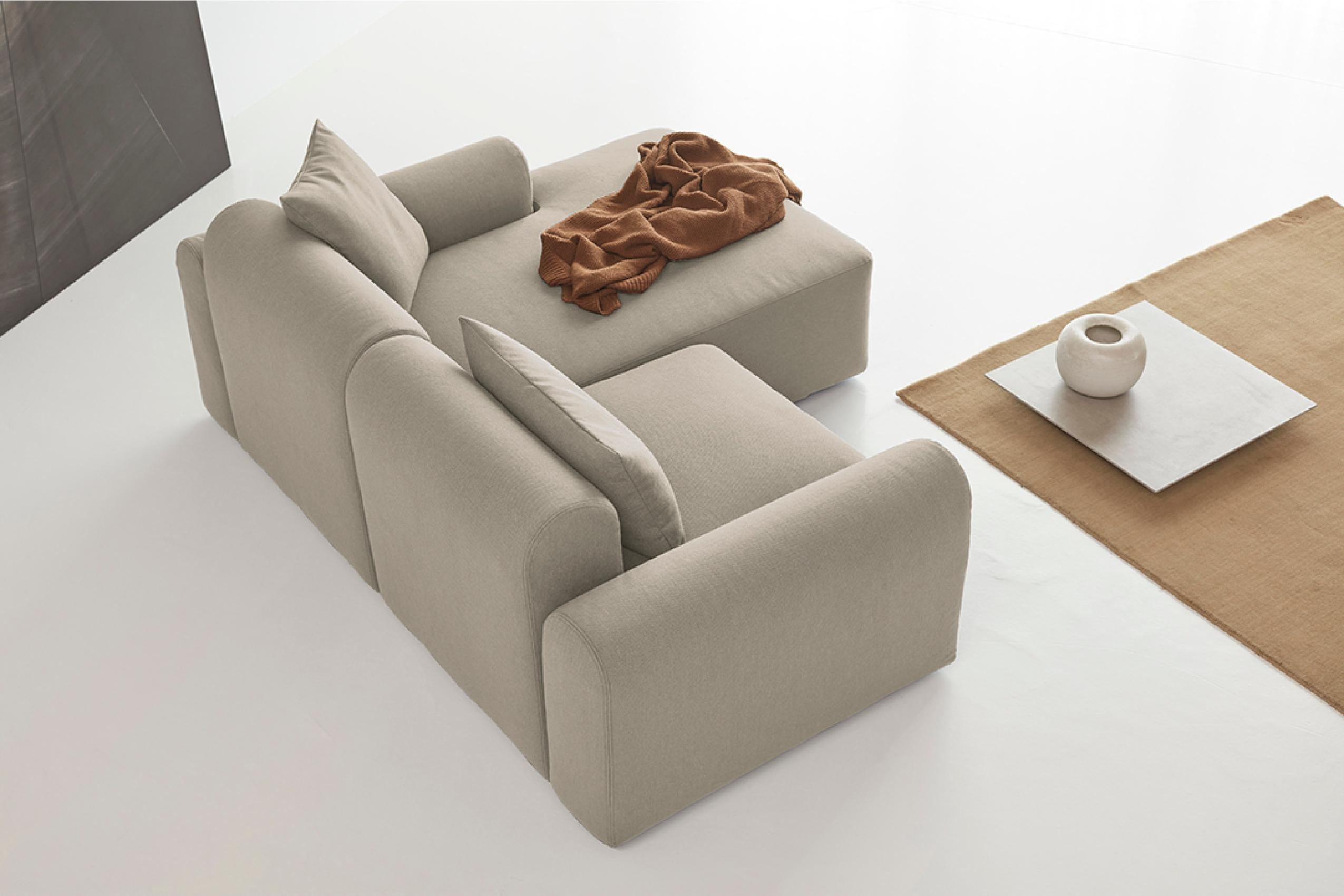 The Ela Chaise+1 epitomizes sustainable design, seamlessly blending contemporary elegance with purposeful features. As a practical and modular OEM product, it prioritizes exceptional comfort and longevity. The removable and washable covers