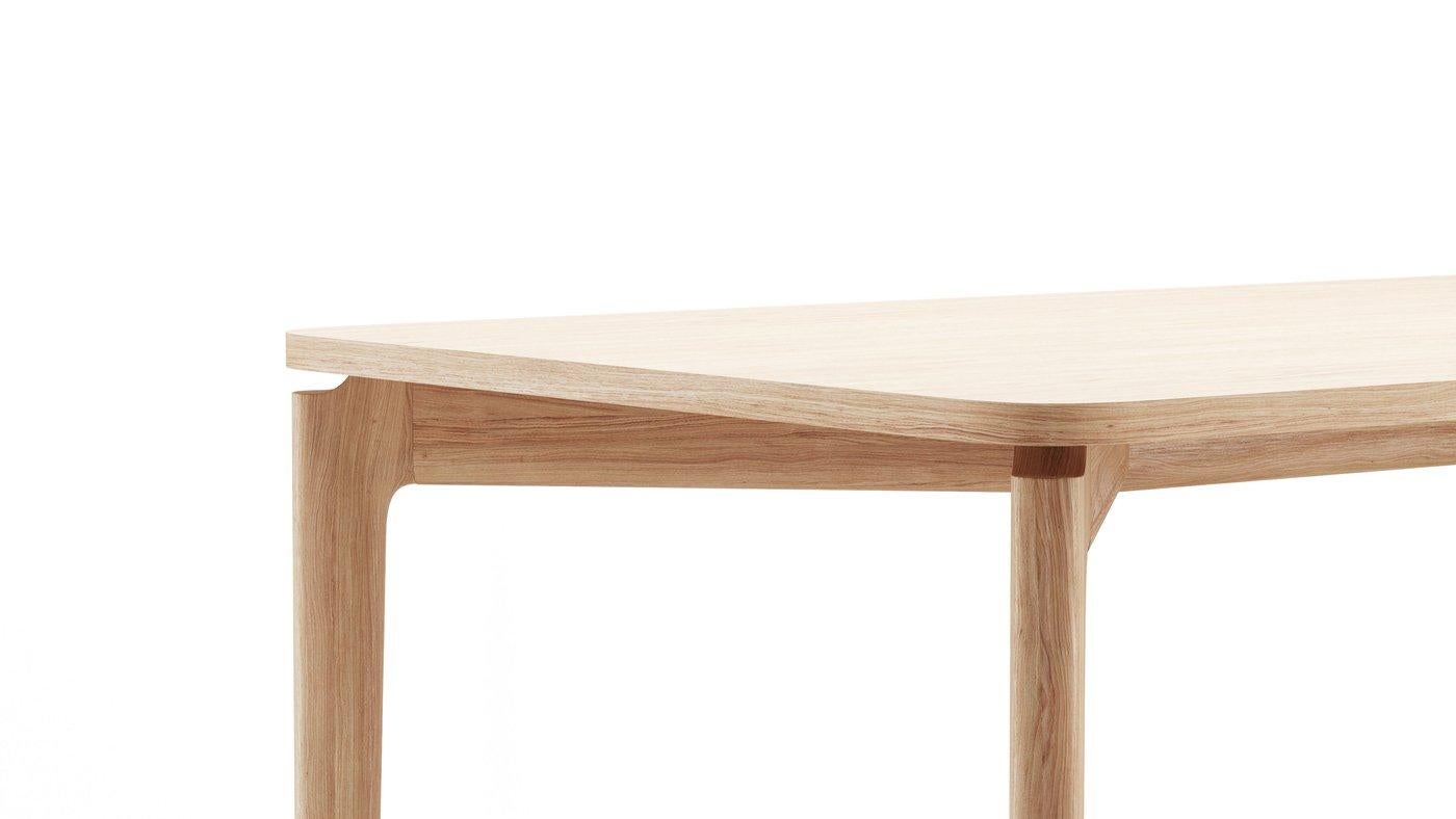 The Kensington table offers exquisite handwriting and precise detailing of the aesthetic within its collection. Elegant joinery and attention to fine detail adds to this family. Designed by Faudet-Harrison, a London-based design partnership between