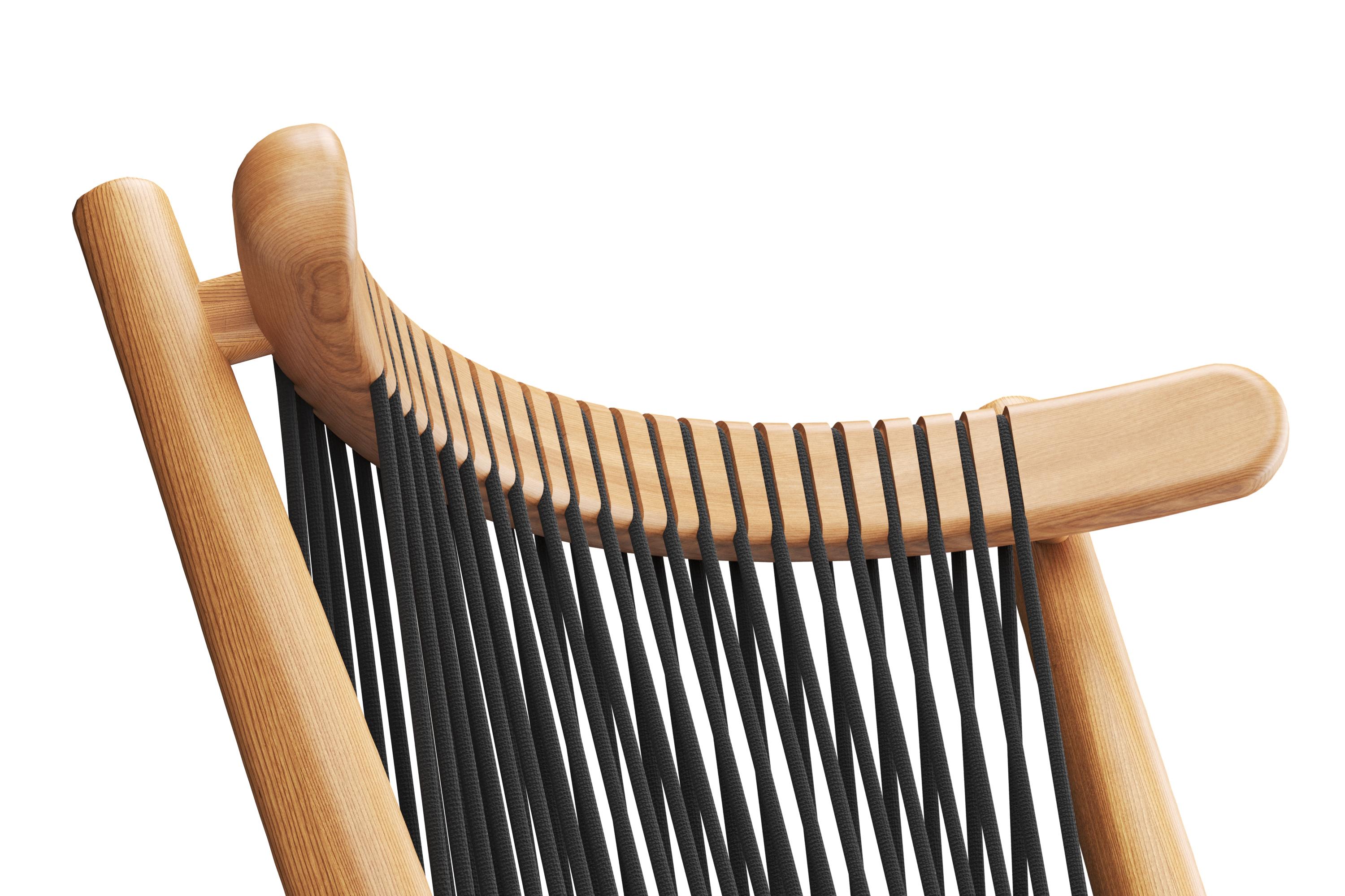 La chaise Loom a été inspirée par les métiers à tisser traditionnels en bois d'Oaxaca au Mexique. Le cadre est en chêne massif et la Corde est en polypropylène. Les chaises sont poncées et finies à la main, un processus qui prend environ une journée
