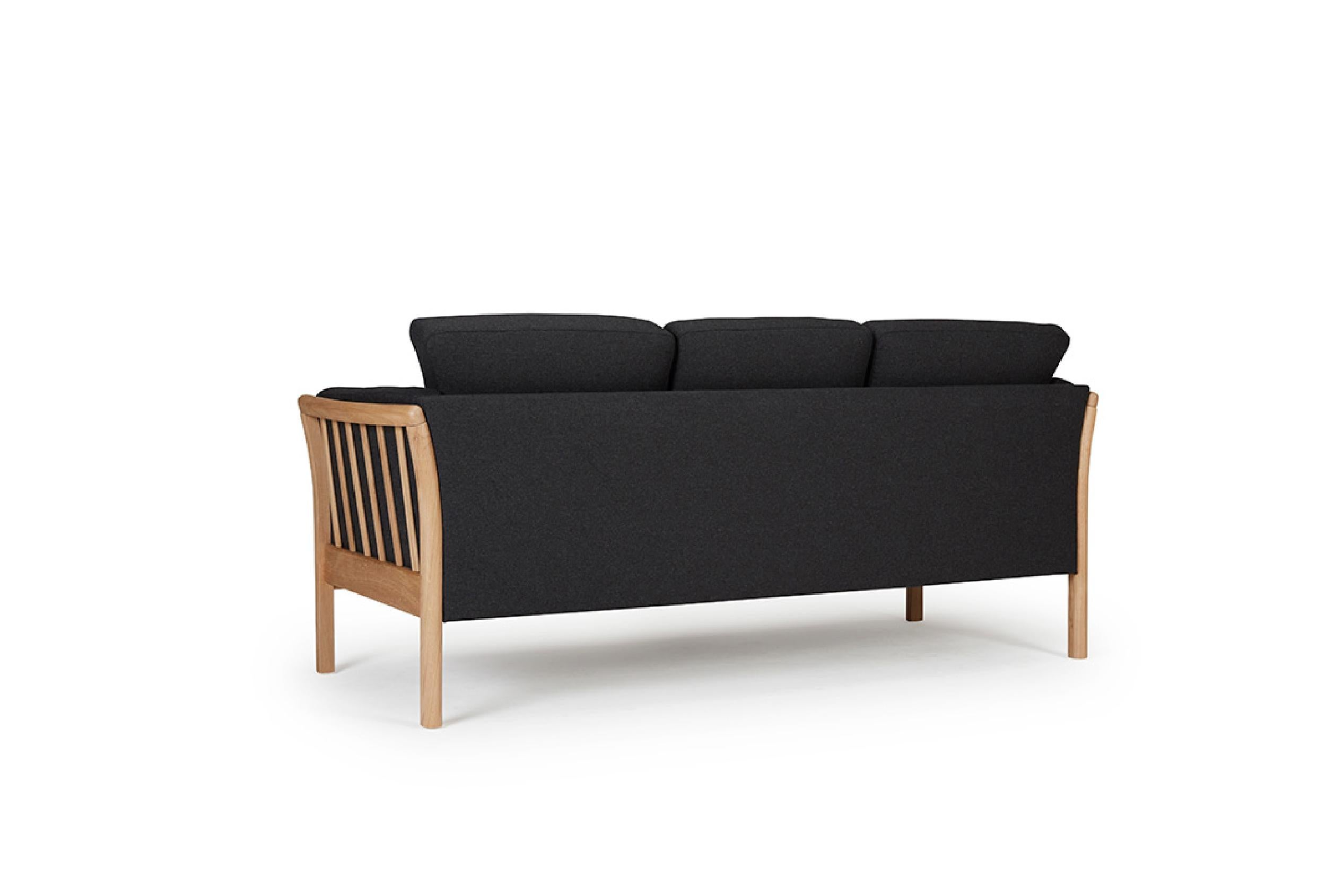 Das Oscar 3-Sitzer-Sofa fängt die Essenz des klassischen skandinavisch-modernen Designs aus der Mitte des Jahrhunderts ein. Dieses OEM-Produkt bietet eine Reihe von Holzoberflächen für die Beine und eine Vielzahl von Stoff- oder Lederbezügen. Er