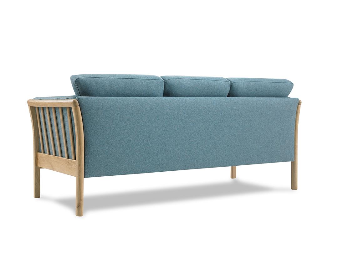 Le canapé 3 places Oscar capture l'essence du design moderne scandinave classique du milieu du siècle. Ce produit OEM offre une gamme de finitions en bois pour les pieds et une variété d'options de rembourrage en tissu ou en cuir. Conçu dans un