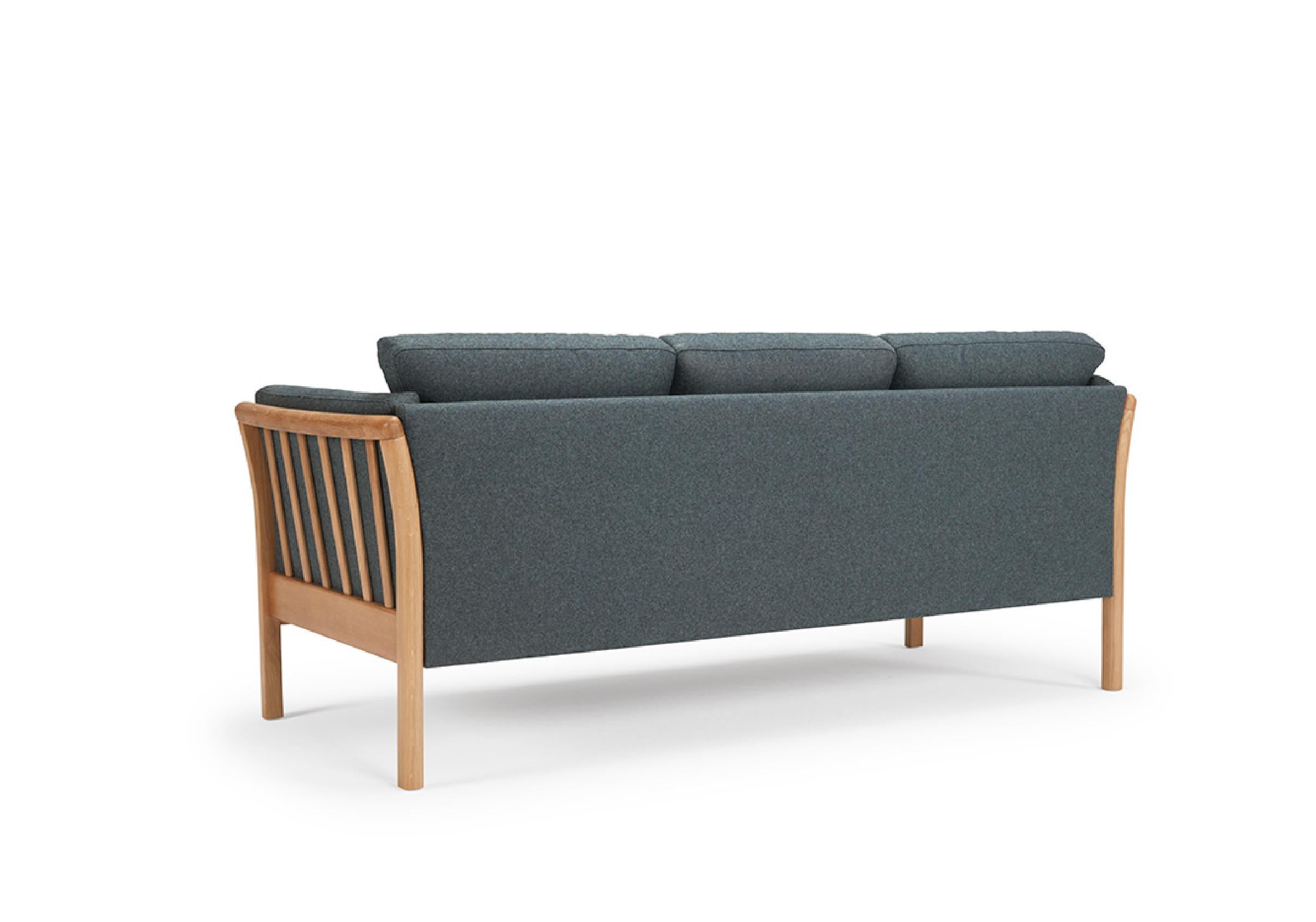 Le canapé 3 places Oscar capture l'essence du design moderne scandinave classique du milieu du siècle. Ce produit OEM offre une gamme de finitions en bois pour les pieds et une variété d'options de rembourrage en tissu ou en cuir. Conçu dans un