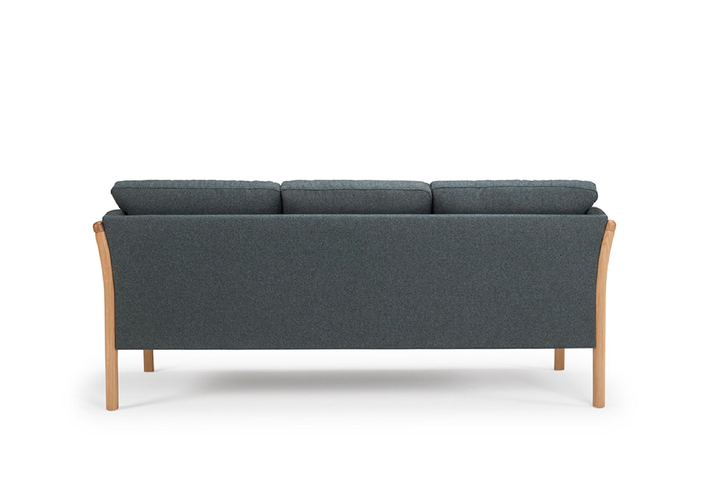 Oscar 3 Seater-Sofa von Hayche – Blau, UK, auf Bestellung gefertigt (Holzarbeit) im Angebot