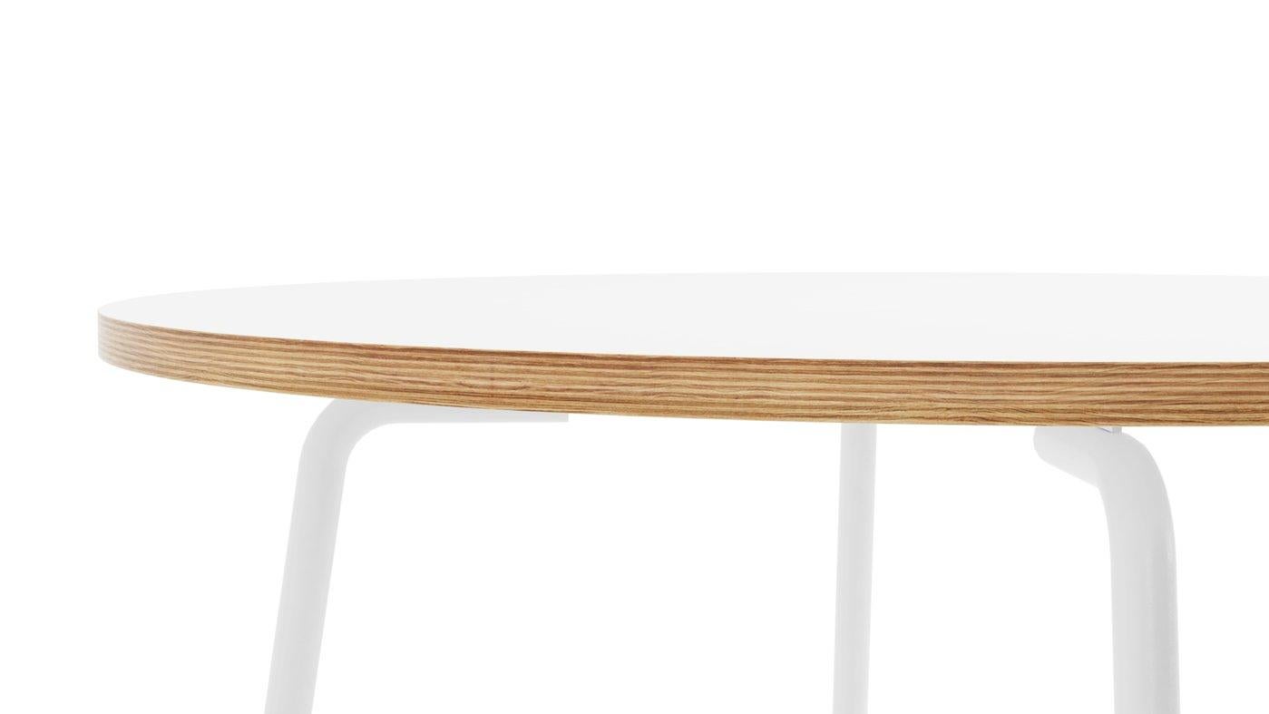 Der Esstisch Otto ist ein verspieltes und raffiniertes Stück, das ein einfaches und funktionales Metallbein mit einer warmen Tischplatte verbindet. Das spielerische Nebeneinander von Materialien ist typisch für den Designer Alejandro