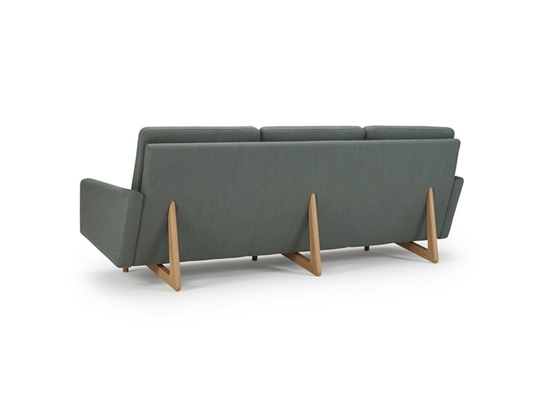 The Retro 3 Seater Sofa celebrates a timeline of British and Scandinavian upholstery design. Straddling a decade period from 1960 through to 1970 we can position this sofa and its aesthetic clearly within the era. However functionality and