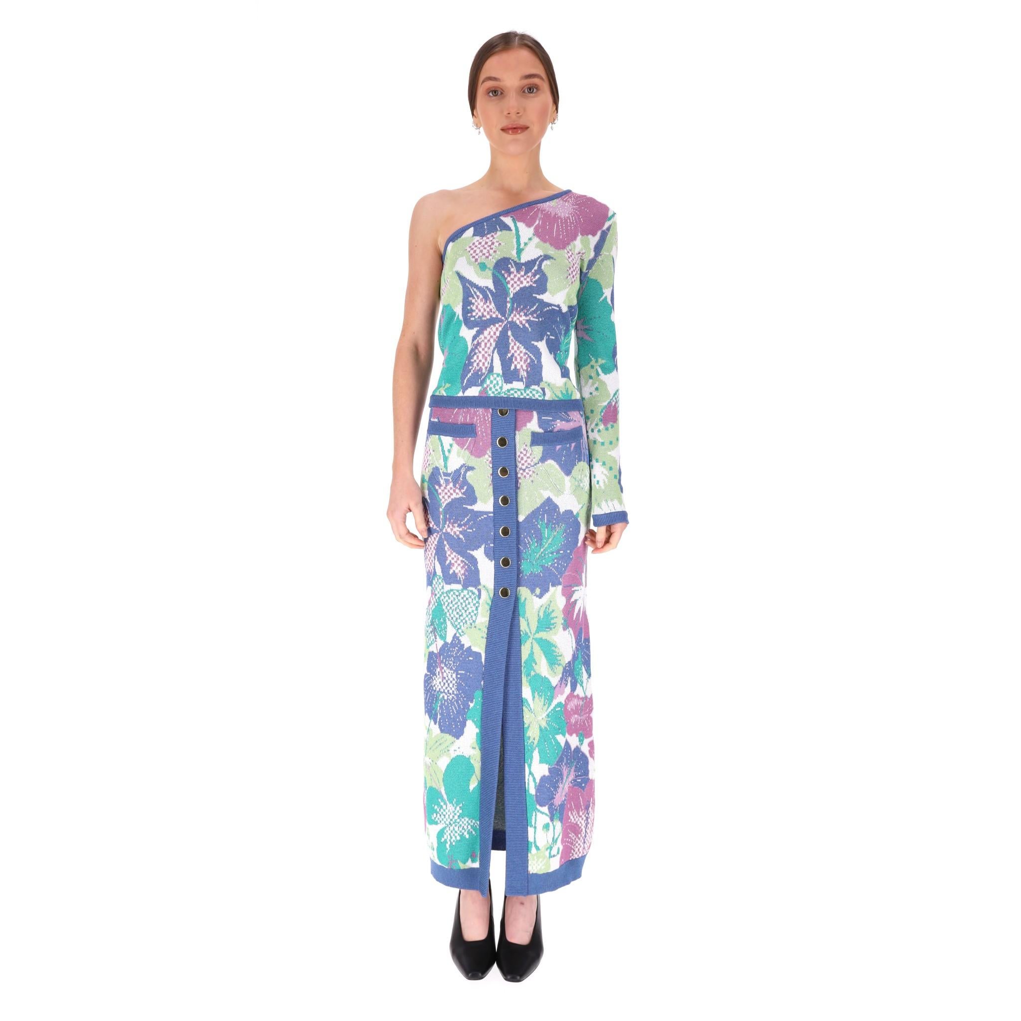 Hayley Menzies - Ensemble top et jupe en jacquard floral

Ensemble 'Alegra' multicolore et pastel, réalisé en jacquard floral avec des bordures violettes.

Top à une épaule et à manches longues et jupe maxi ajustée, ornée de boutons dorés au