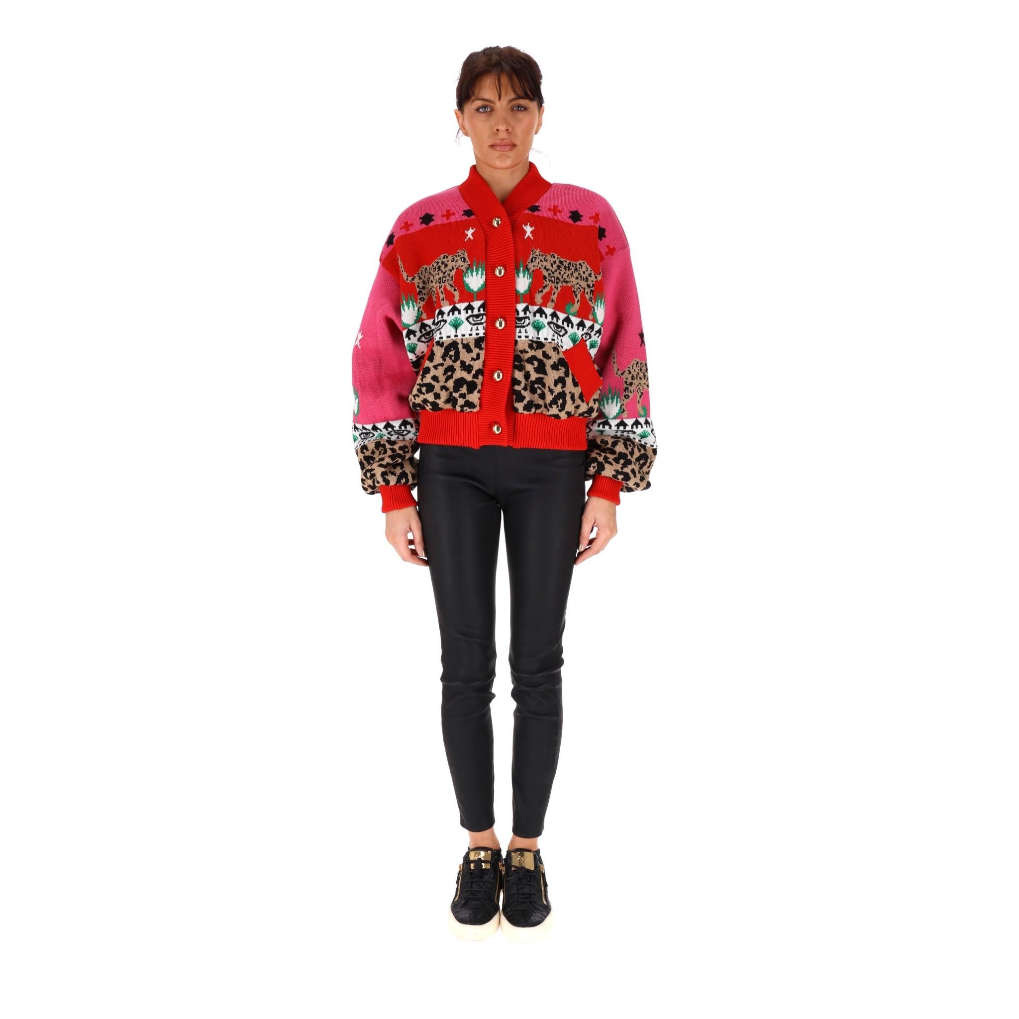 Brandneu - Hayley Menzies Leopardess Bombermantel/Jacke gestrickt

Gepolsterter, mehrfarbiger Bomber aus Merinowollgemisch in Übergröße in Hayleys ikonischem Strickstil. Gerippter Kragen und Manschetten, goldener Knopfverschluss und