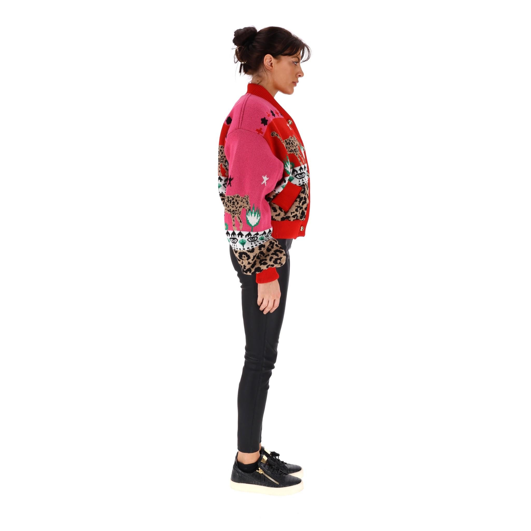 Hayley Menzies Bombermantel/Jacke aus Leopardenmuster aus Strick (Rot)