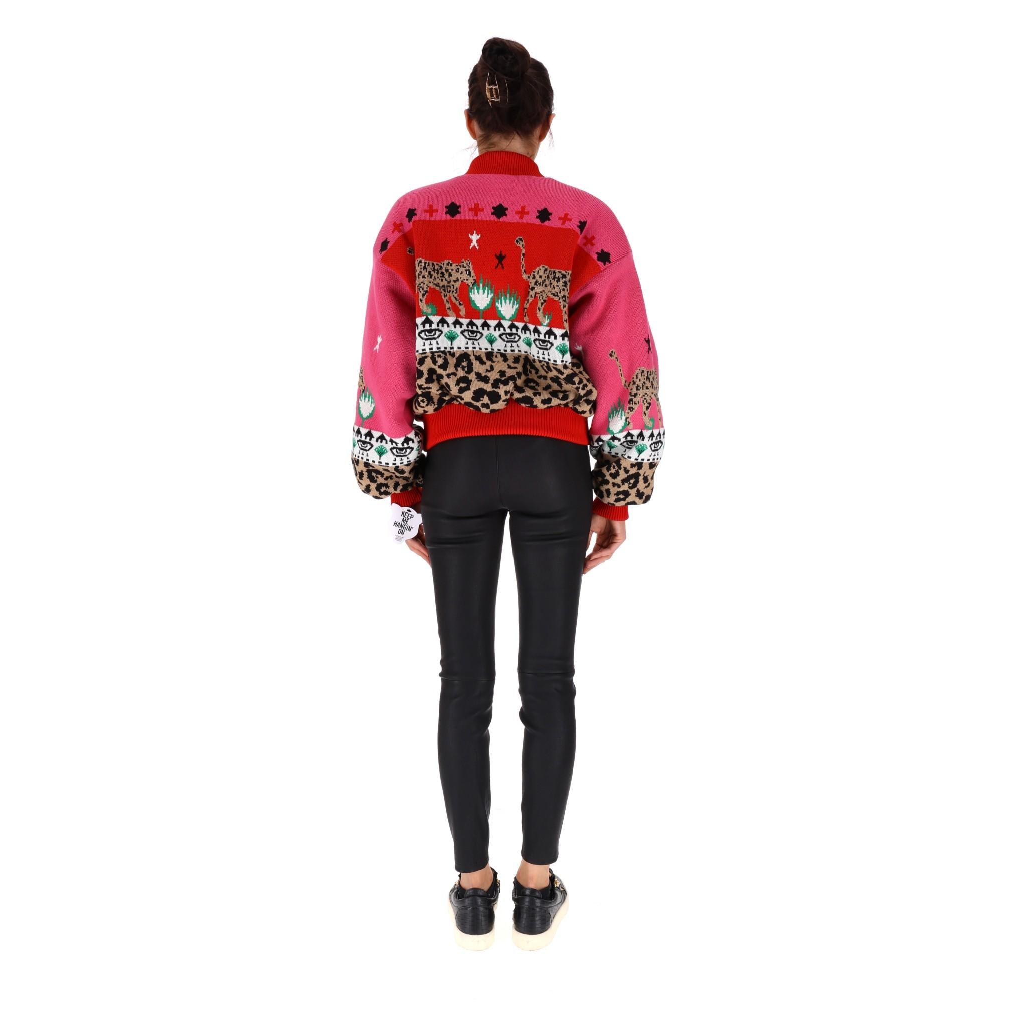 Hayley Menzies Bombermantel/Jacke aus Leopardenmuster aus Strick im Zustand „Neu“ in London, GB